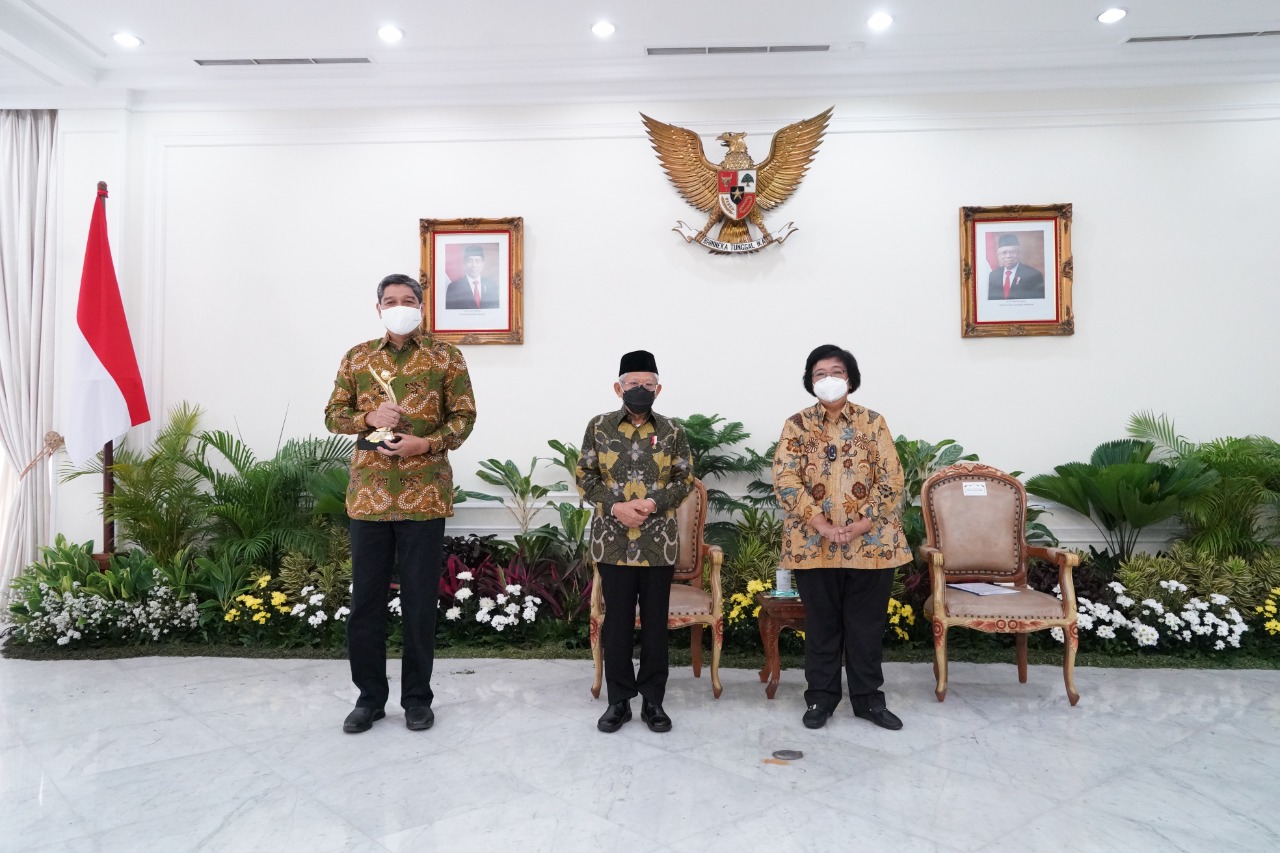 Direktur Operasi dan Produksi PT Timah Tbk, Alwin Albar yang disaksikan Wapres Ma'ruf Amin dan Menteri LHK Siti Nurbaya, Selasa (28/12)