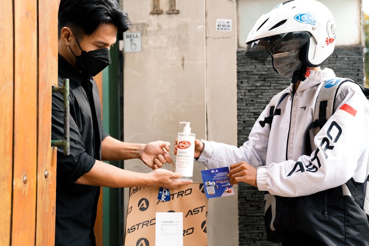 Astro berkolaborasi dengan WeCare.id membagikan hand sanitizer cuma-cuma kepada konsumen.