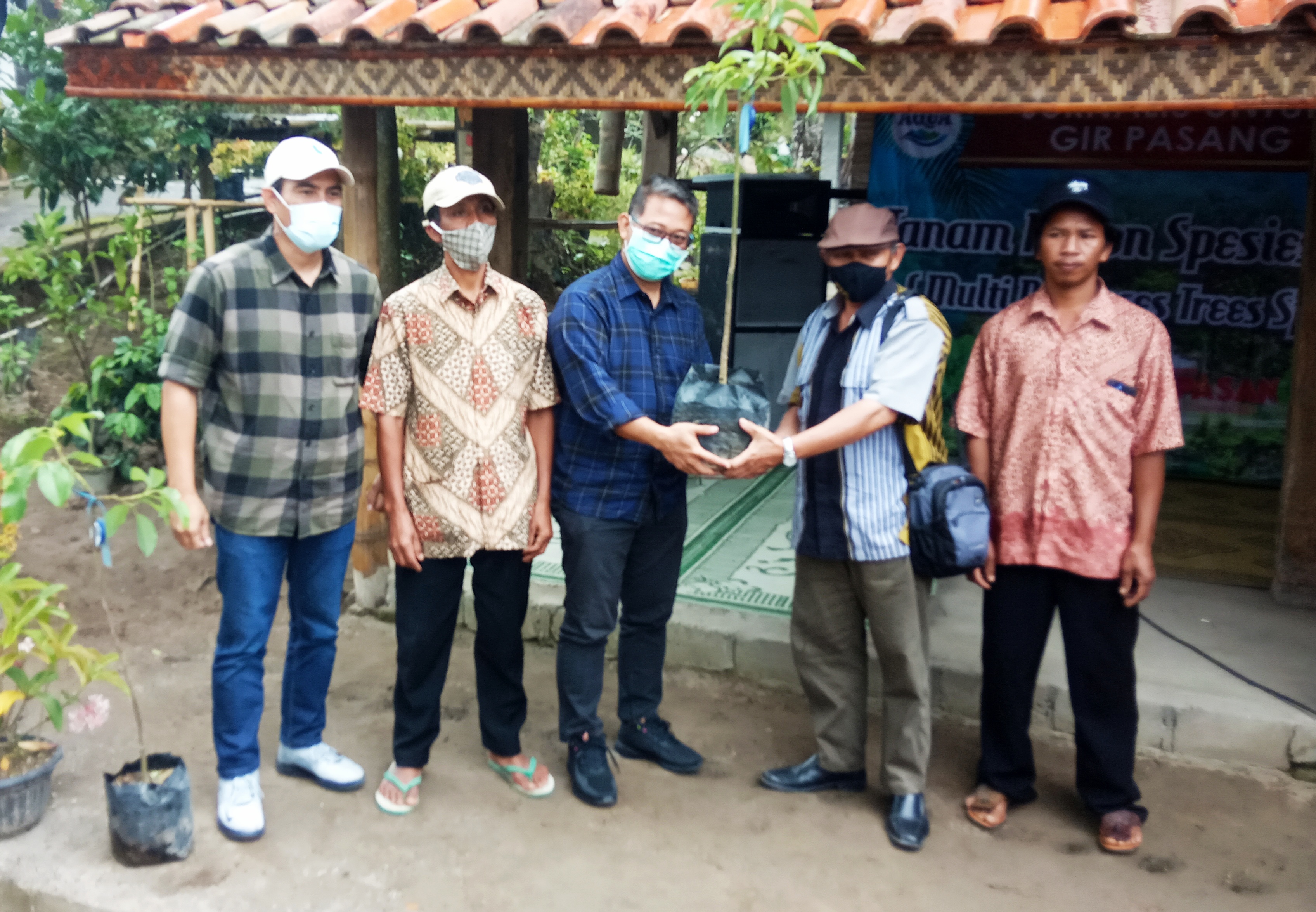 Manajemen Aqua dan wartawan Klaten bersiap menanam pohon 