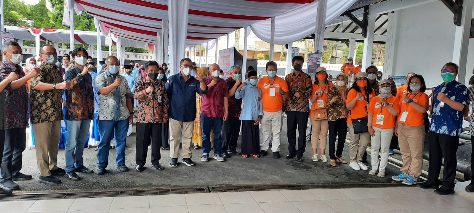 Pelaksanaan program vaksinasi untuk para santri dan pelajar di Kabupaten Wonosobo. 