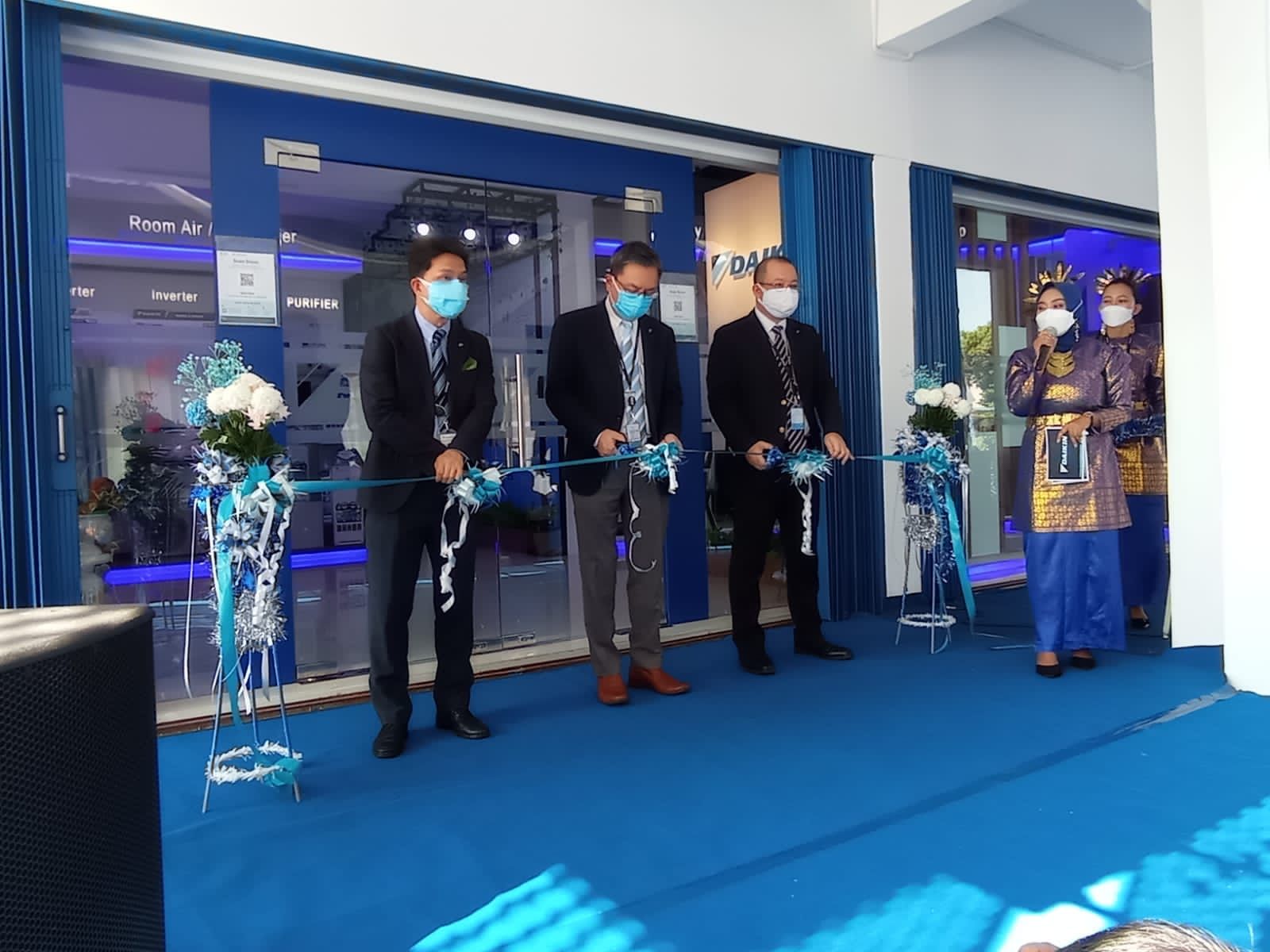 Acara pembukaan kantor cabang baru Daikin di Batam ditandai dengan pemotongan pita.