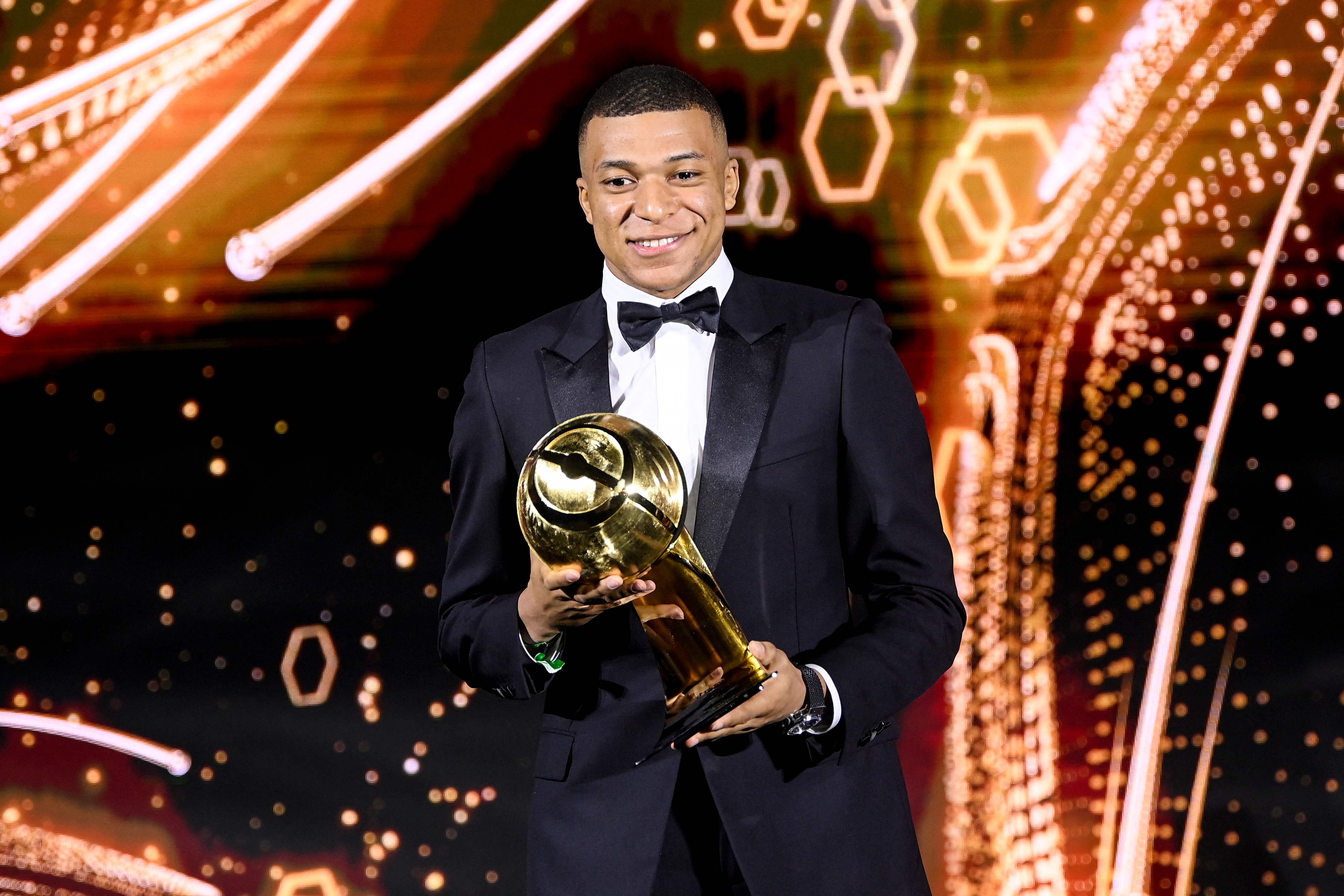 Penyerang Paris Saint-Germain Kylian Mbappe menerima penghargaan Globe Soccer sebagai pemain terbaik dunia 2021.