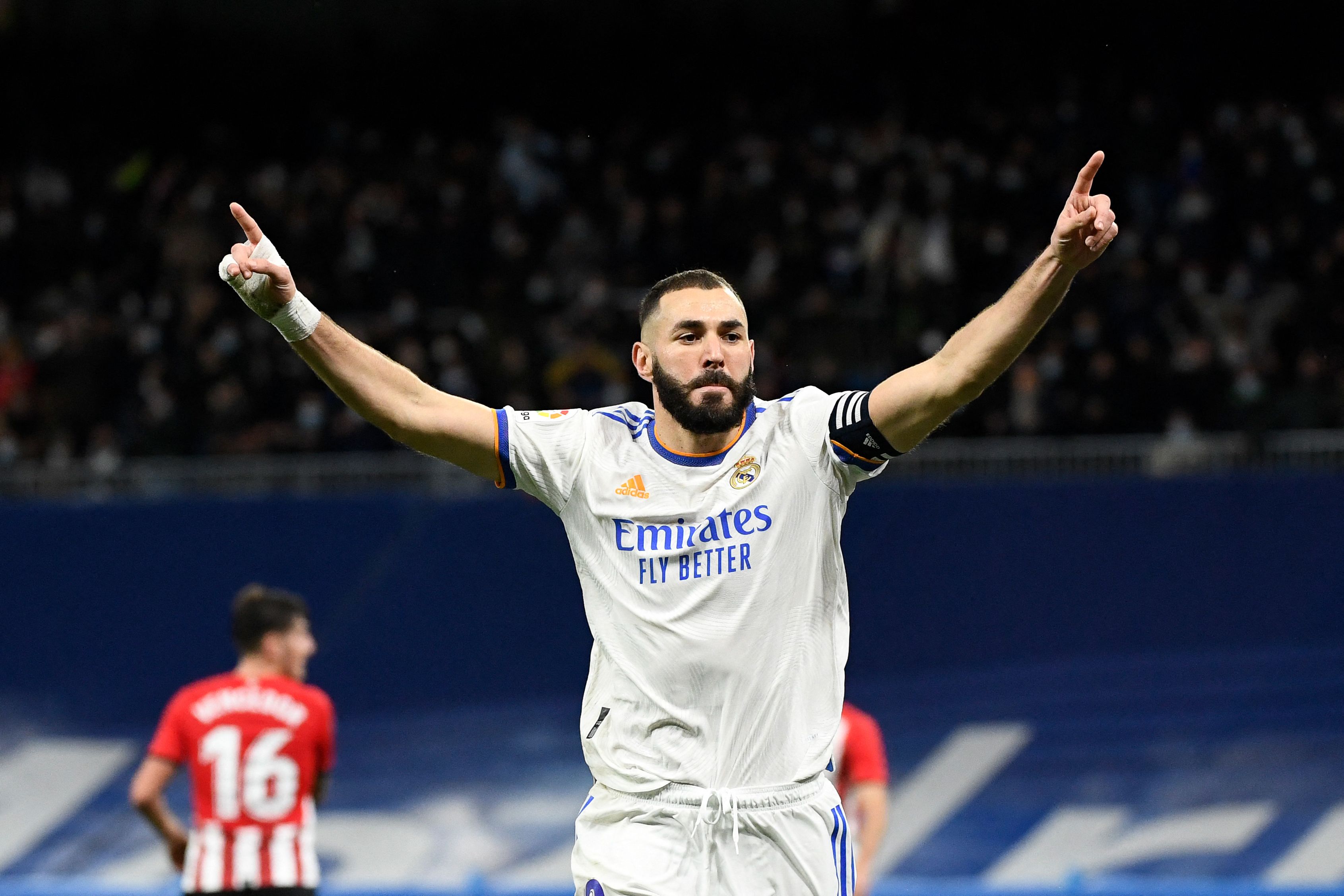 Penyerang Real Madrid Karim Benzema melakukan selebrasi usai mencetak gol ke gawang Athletic Bilbao di laga La Liga.