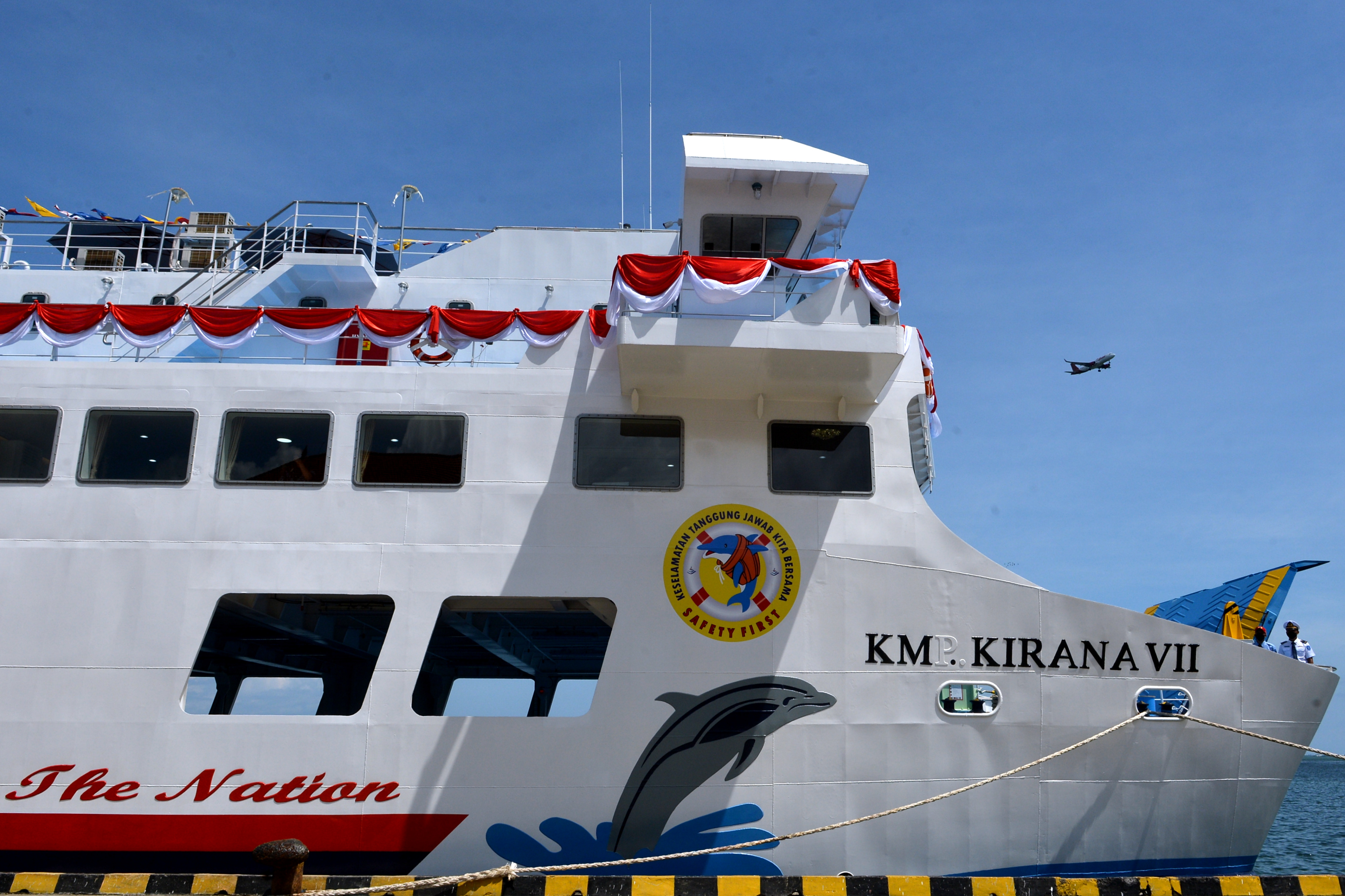 Sebuah pesawat melintas di atas KM Kirana VII saat peresmian pengoperasiannya di Pelabuhan Benoa, Denpasar, Bali, Sabtu (18/12).