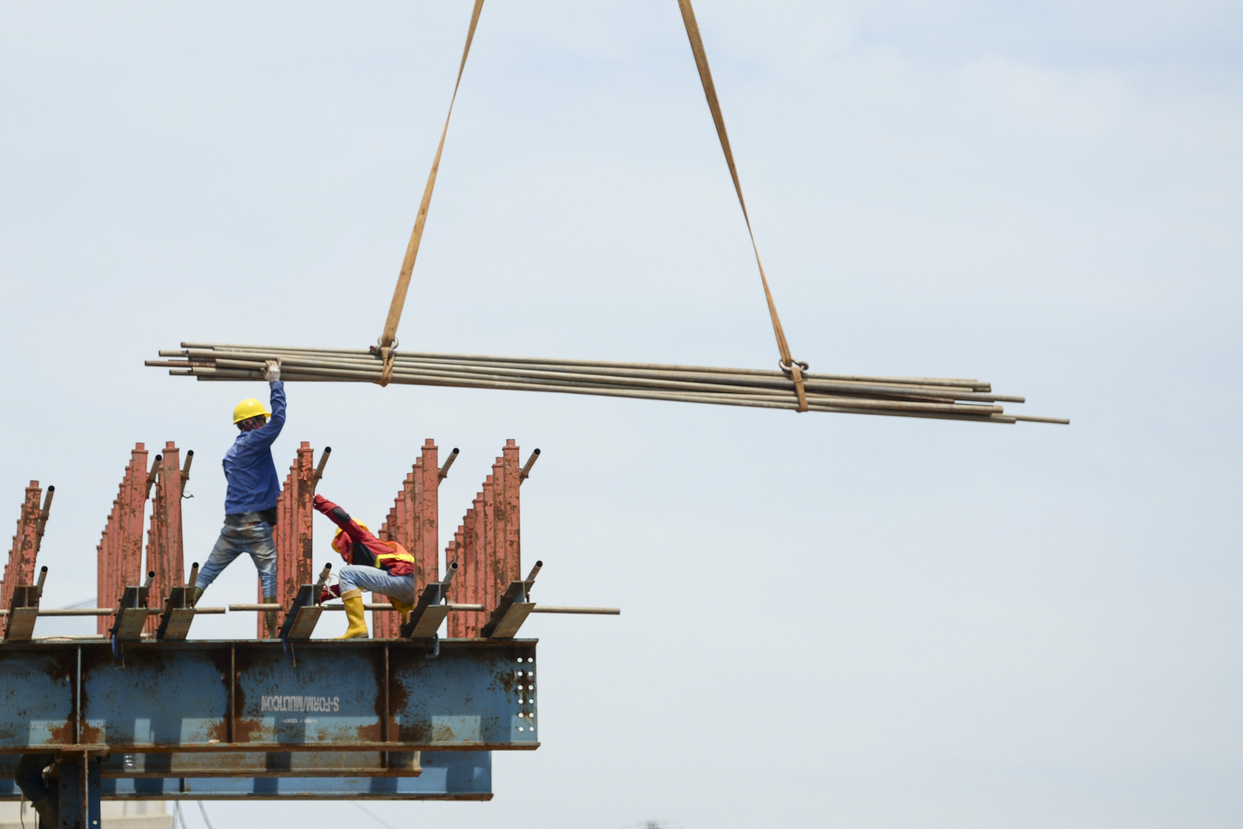 Pekerja dengan mengenakan alat pelindung diri (APD) sesuai prosedur kesehatan dan keselamatan kerja (K3) menyelesaikan proyek tol Becakayu.