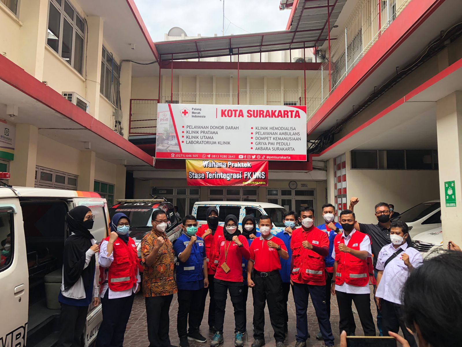 Tim kemanusiaan PMI Surakarta sesaat sebelum diberangkatkan ke Lumajang, Jawa Timur.