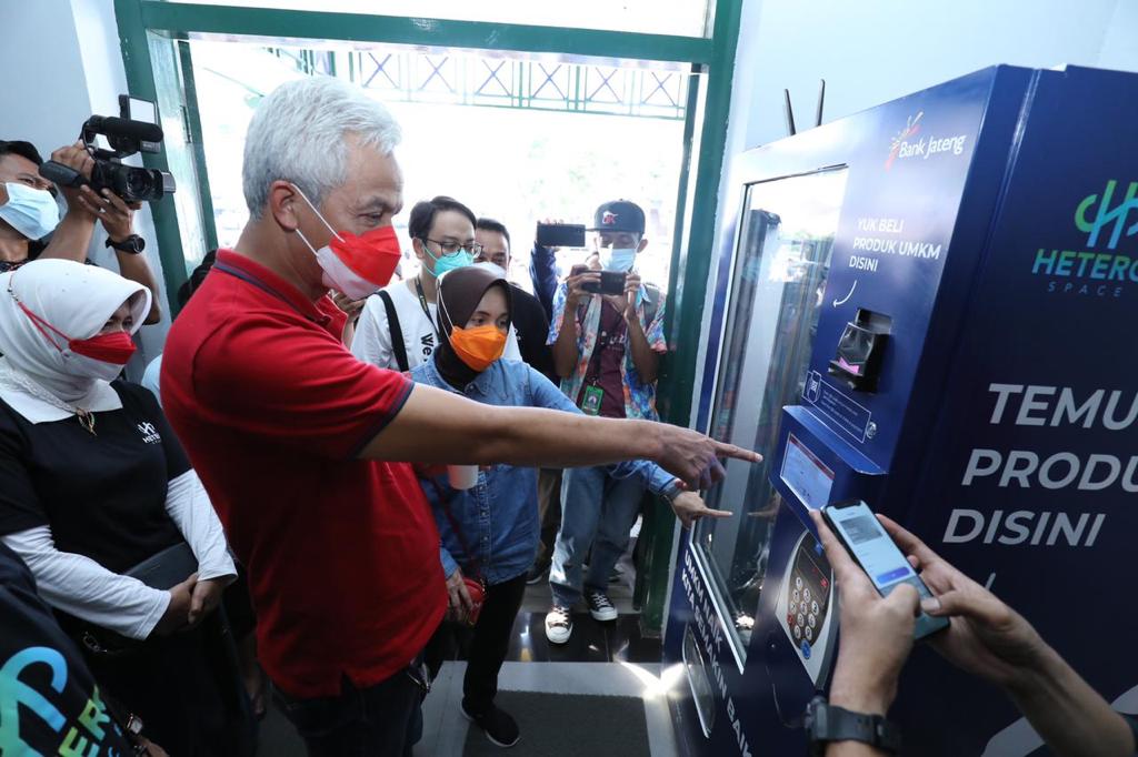 Gubernur Jawa Tengah, Ganjar Pranowo meresmikan Hetero Space di Surakarta untuk menyiapkan para entrepreneur baru, Minggu (19/12)