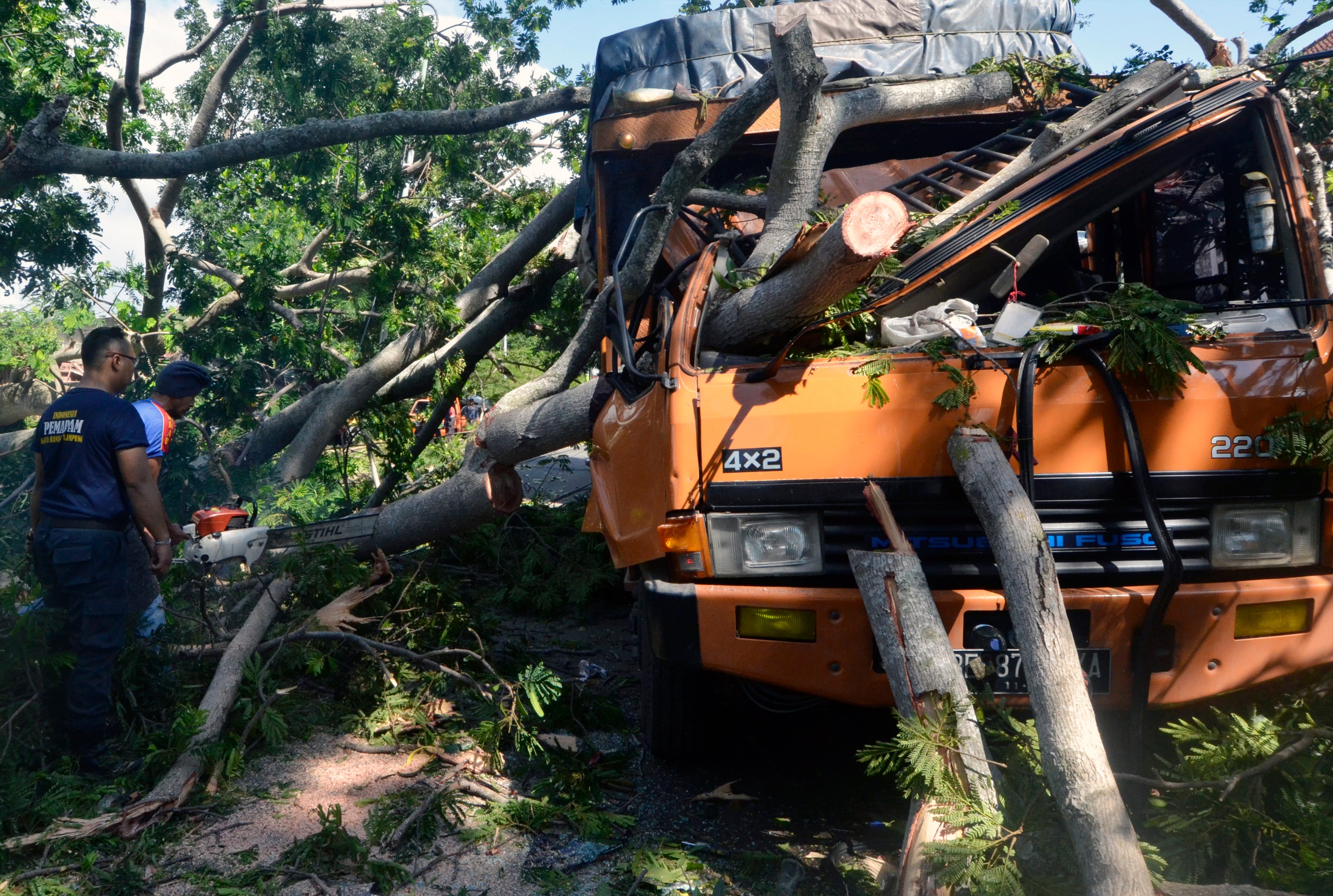 Pohon tumbang menimpa sebuah mobil di Bandarlampung saat terjadi angin puting beliung