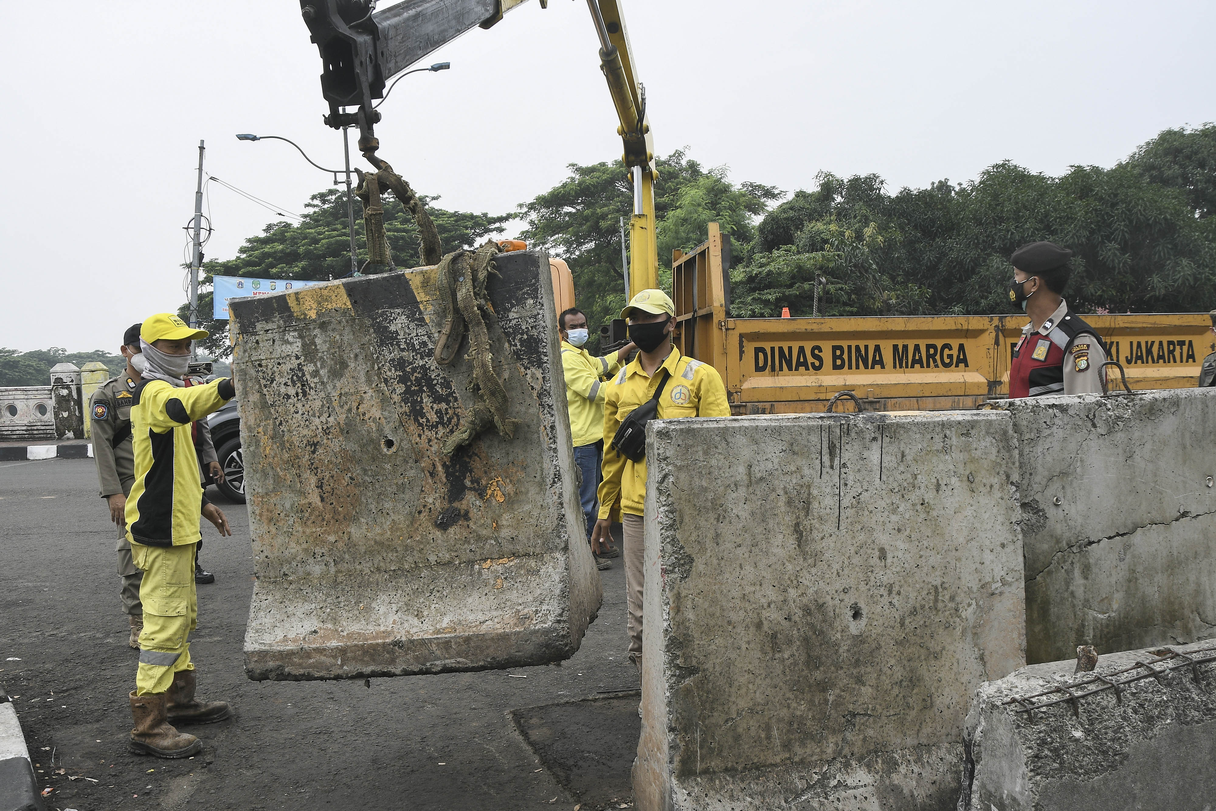  Penutupan kawasan KBT guna mencegah kerumunan warga yang hendak merayakan pergantian malam tahun baru 2022.
