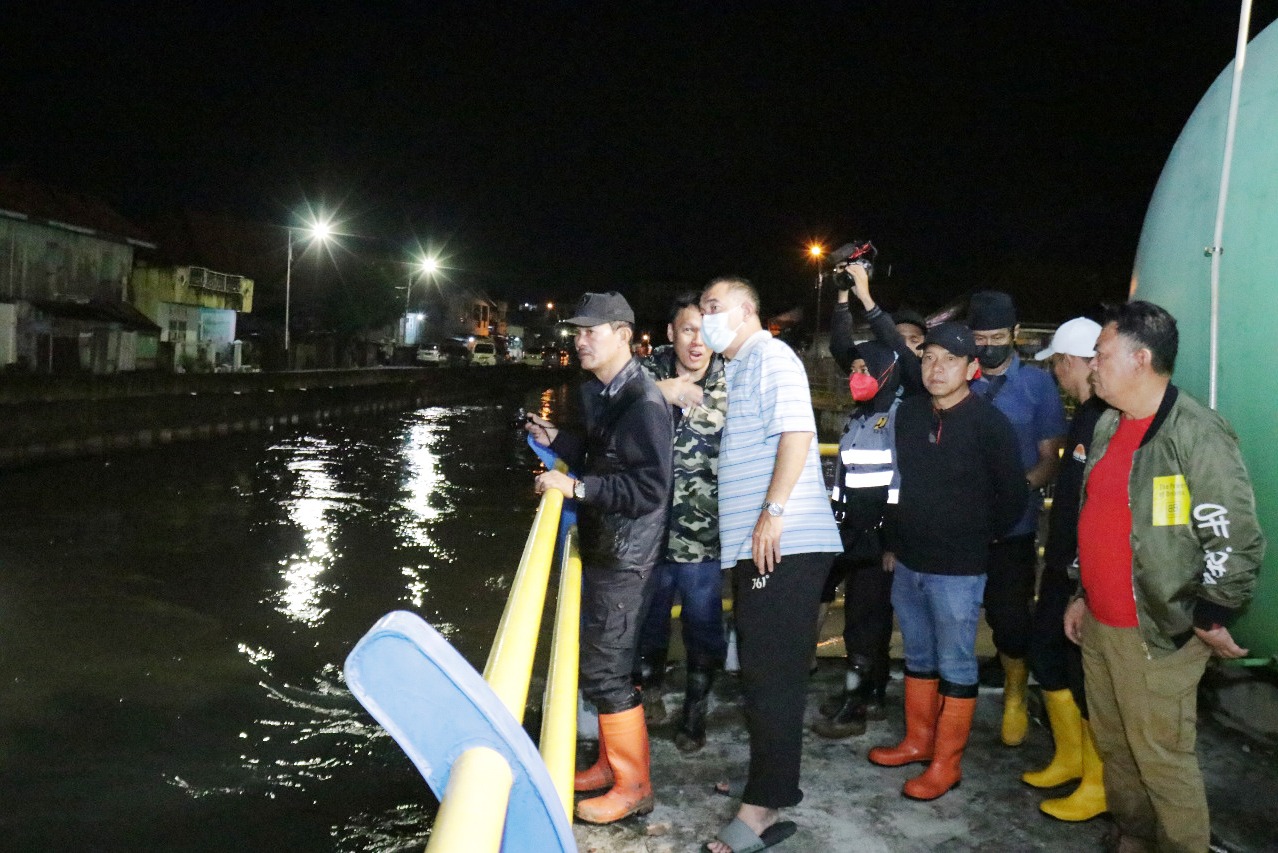 Wali Kota Palembang Harnojoyo pada Minggu (26/12) dini hari melakukan pemantauan di lokasi banjir di Kota Palembang.