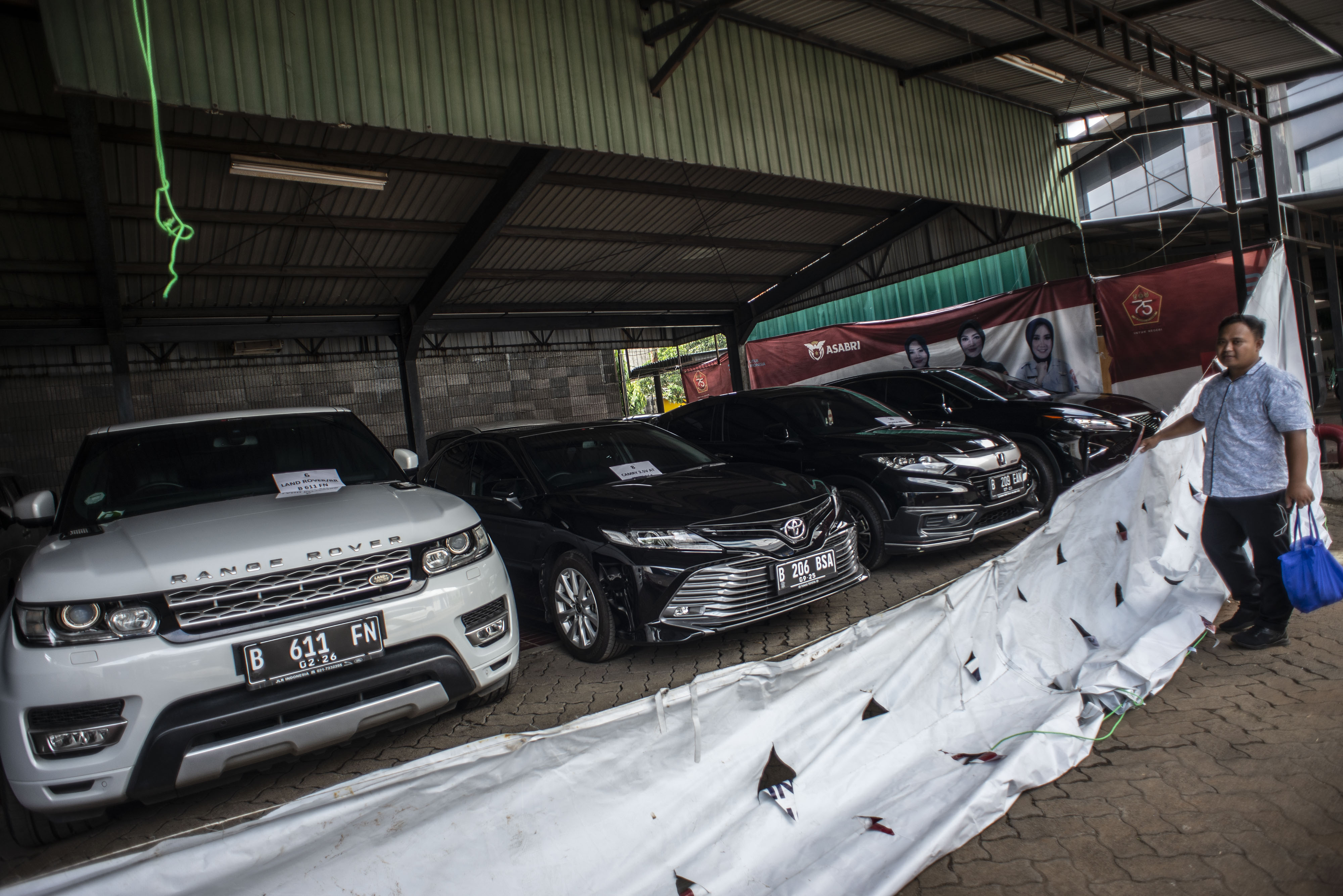 Kendaraan mewah yang disita atas dugaan kasus korupsi PT Asabri oleh Kejaksaan Agung, namun untuk aset di luar negri belum ada yang disita.