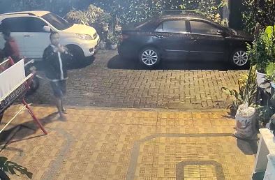 Berdasarkan rekaman CCTV, pencurian dilakukan oleh dua pelaku dengan mengendarai sepeda motor berwarna putih.