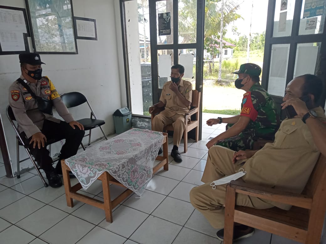 Anggota Bhabinkamtibas Polsek Rakumpit mengajak pegawai kelurahan sosialisasikan prokes