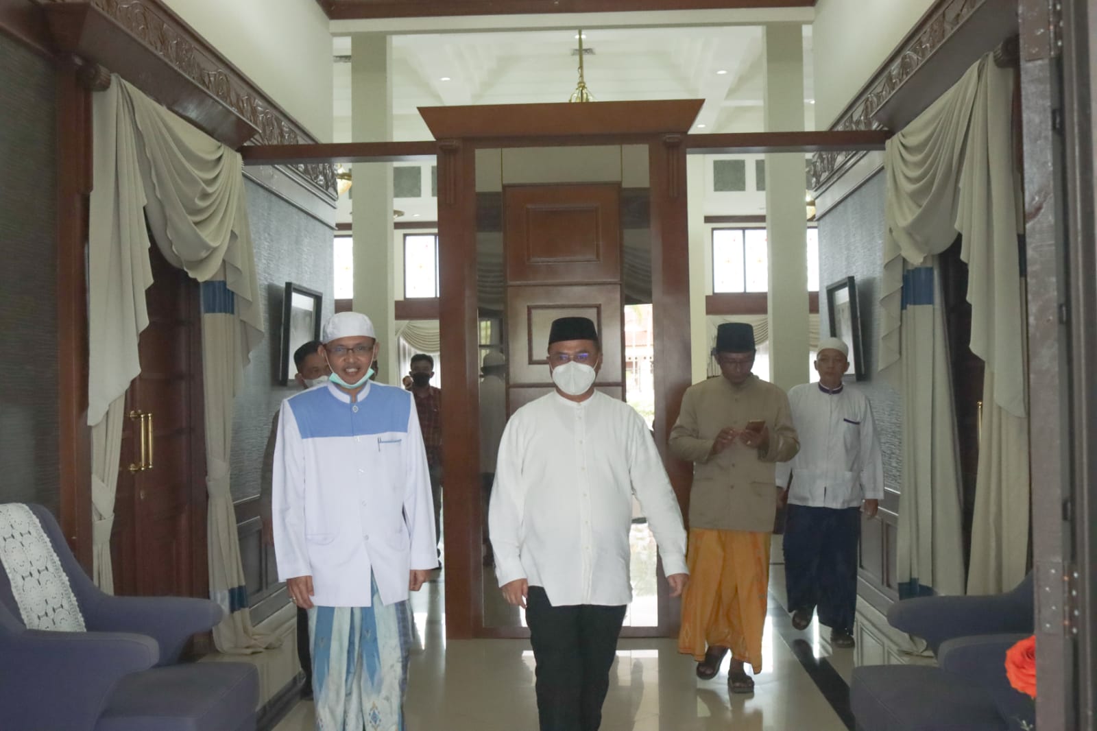 Ulama Madura Raden KH. Fakhrillah Aschal dan Gubernur Babel Erzaldi Rosman bersilaturahim. 