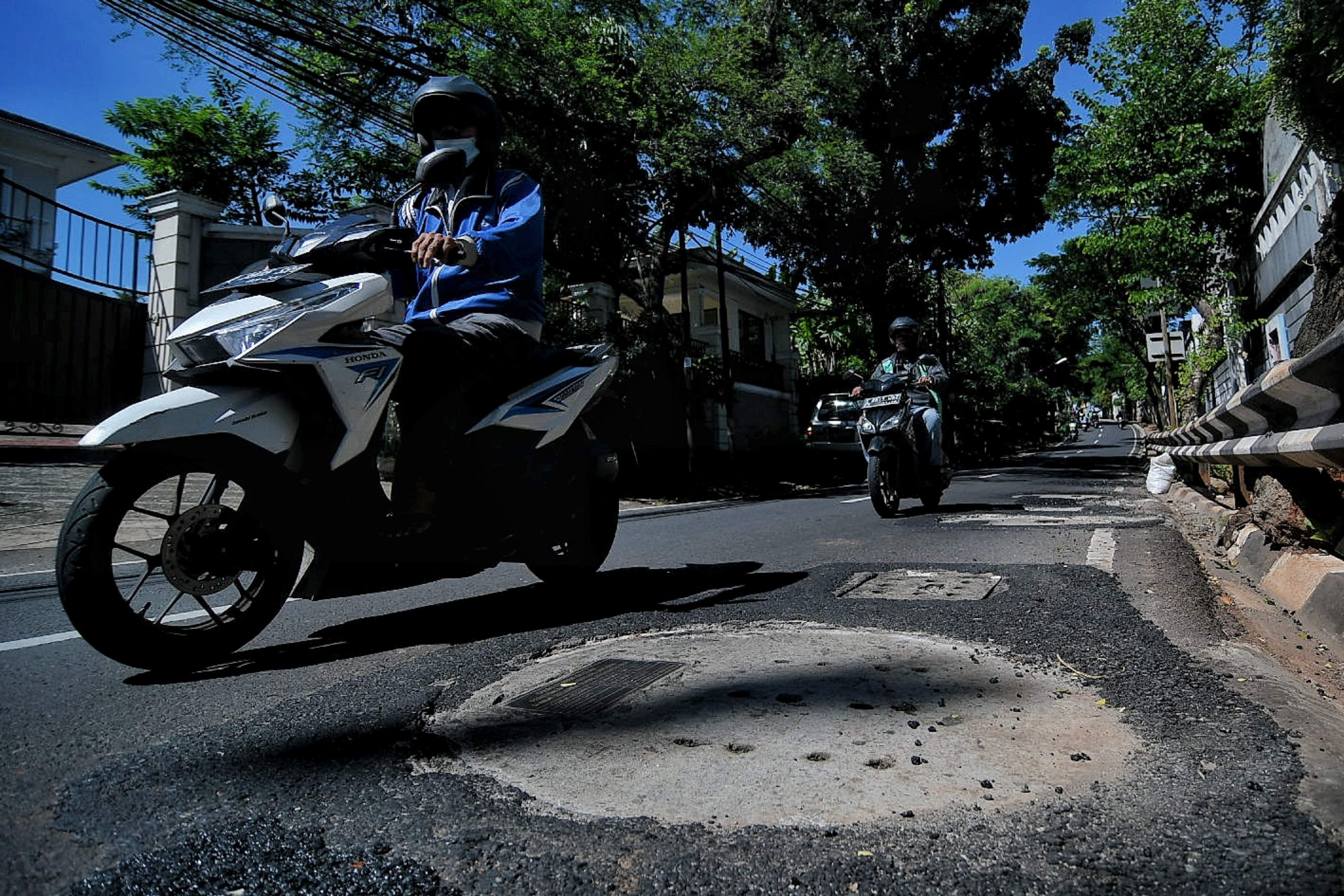 Kendaraan melintas dekat sumur resapan di jalan Lebak Bulus III, Jakarta Selatan, Kamis (2/12/2021)
