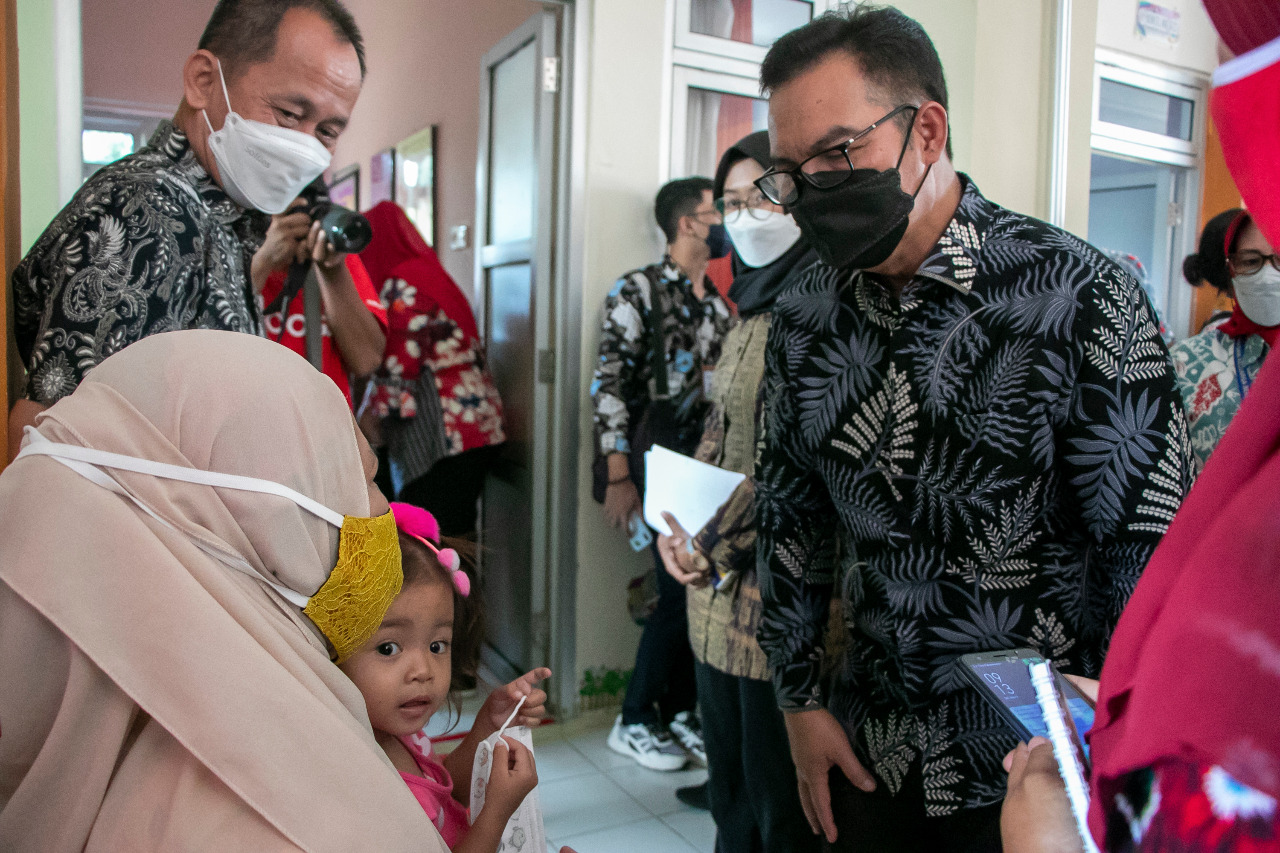 Kepala BKKBN Hasto Wardoyo berdialog dengan seorang ibu yang membawa anaknya terkait penanganan stunting.