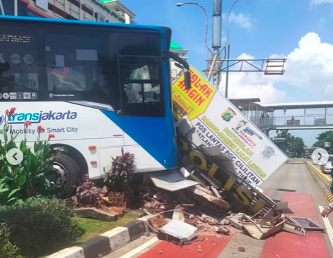 Bus TransJakarta Tabrak Pos Polisi di Cililitan