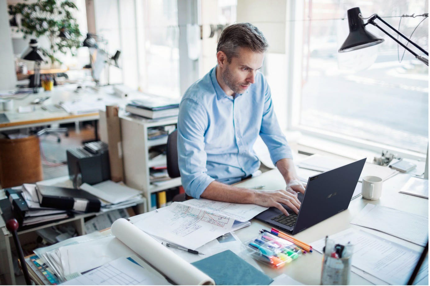 ASUS ExpertBook B7 Flip (B7402), Laptop 5G Convertible Premium untuk Bisnis