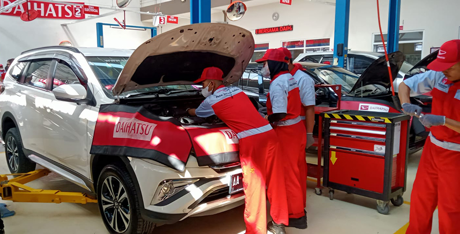 Aktivitas para pelajar SMK di Bengkel Sahabat Daihatsu SMK Muhammadiyah Kutowinangun, Kebumen