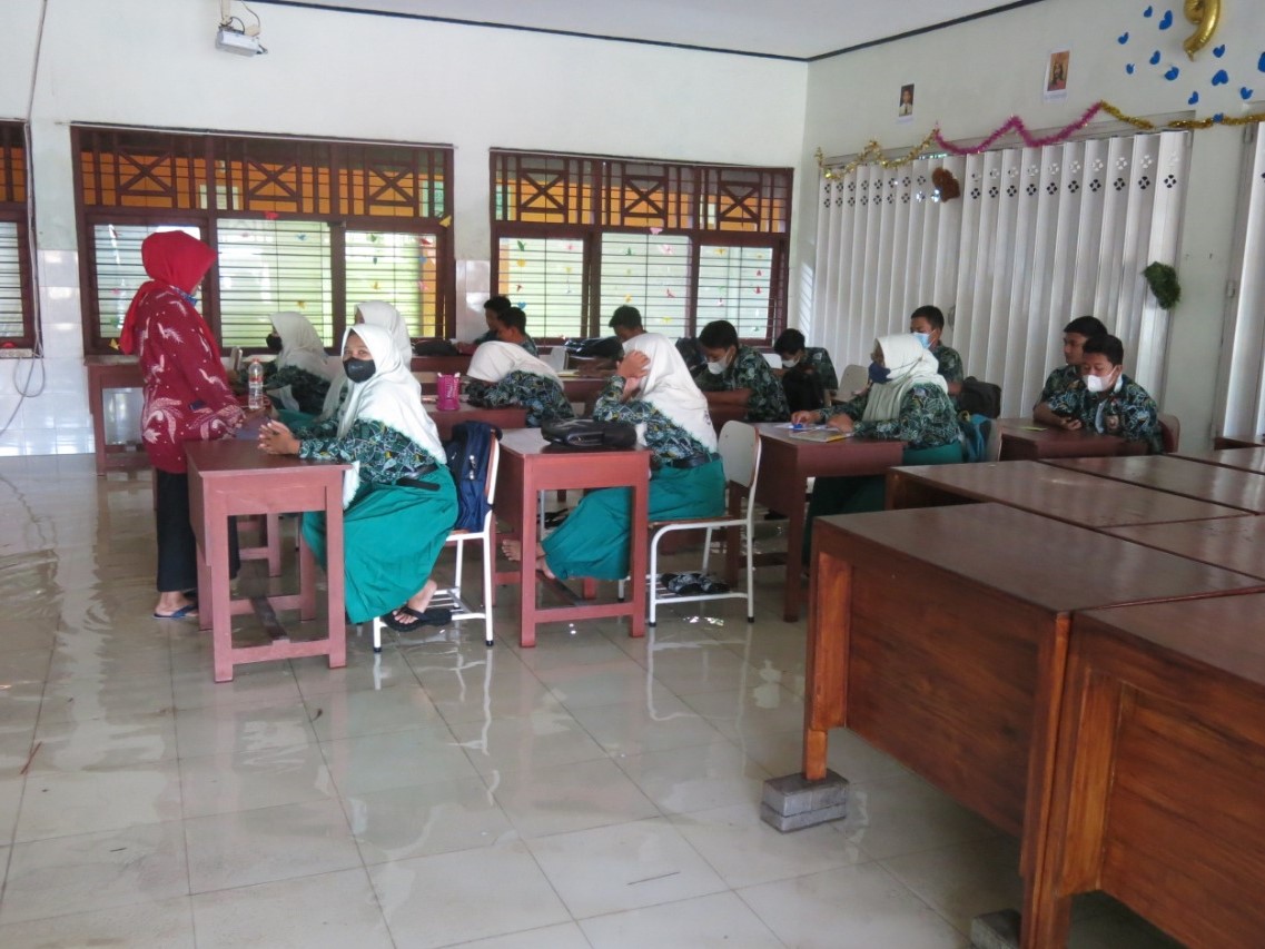 Ada 10 ruangan yang tergenang air setinggi sekitar lima sentimeter atau semata kaki.