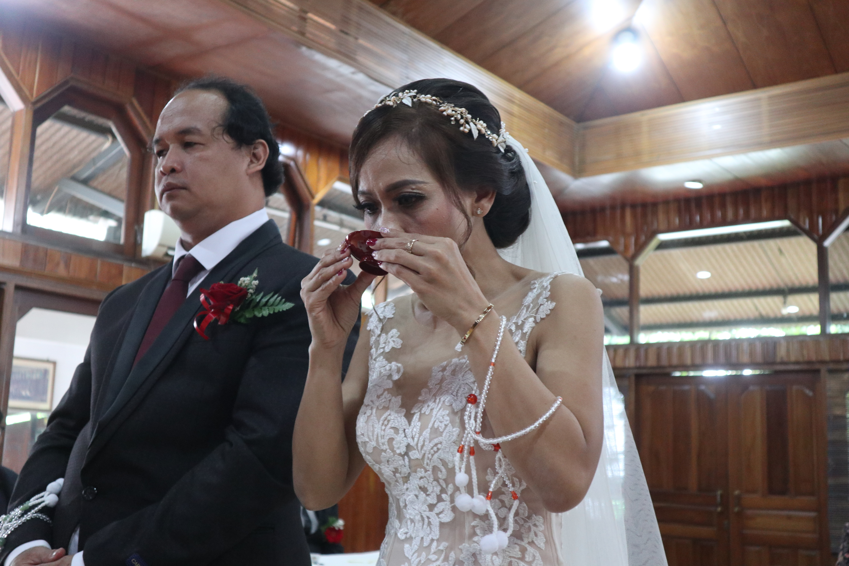Pengantin perempuan meminum arak sebagai ritual utama dalam prosesi Sansankudo dalam upacara pernikahan agama buddha Niciren Shoshu.