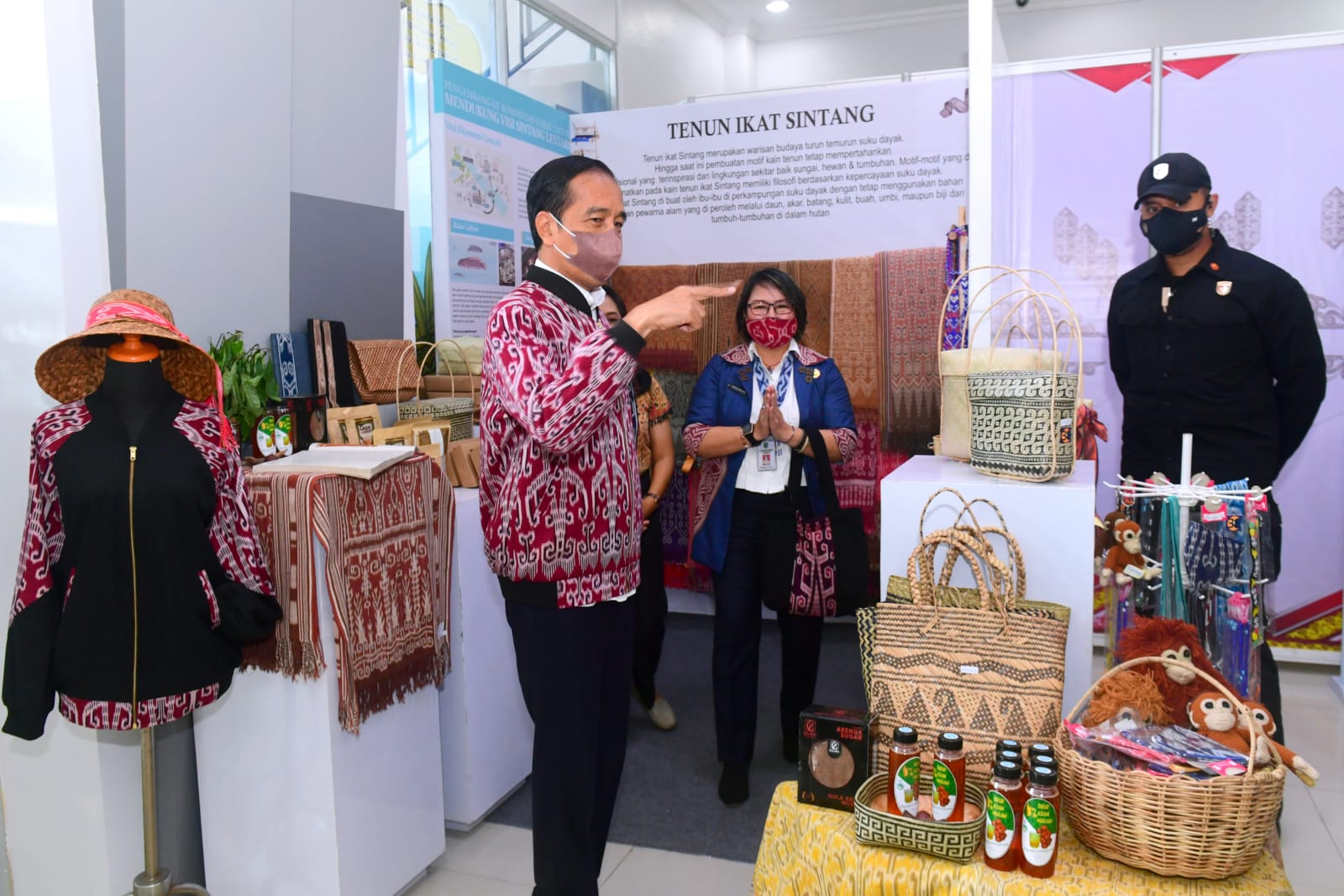 Presiden Joko Widodo membeli jaket bermotif khas dayak di Bandara Tebelian, Sintang, Kalimantan Barat.