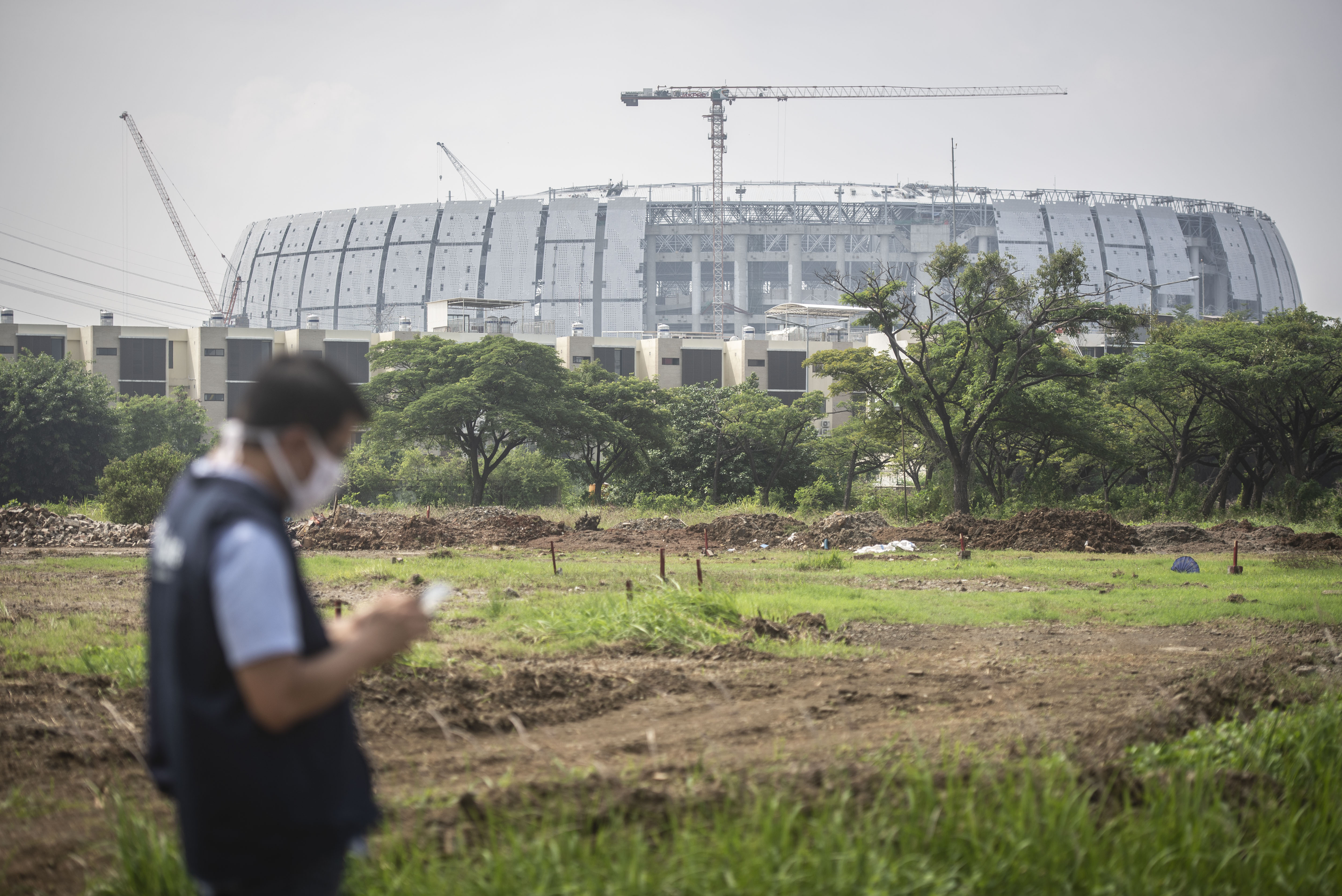Petugas meninjau lokasi yang akan dijadikan sirkuit Formula e di Taman Impian Jaya Ancol