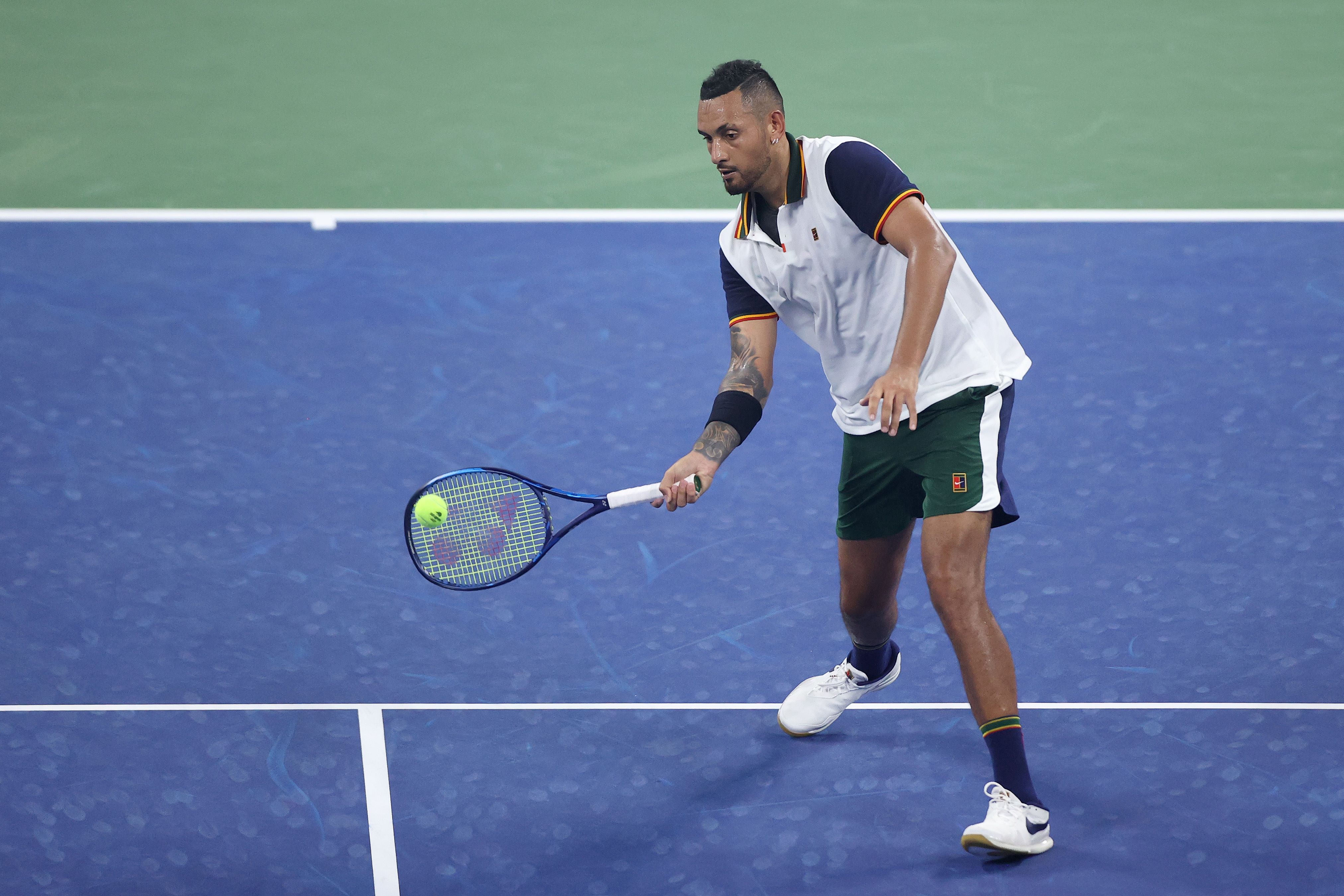 Petenis Australia Nick Kyrgios berusaha mengembalikan bola saat bertanding di turnamen AS Terbuka 2021.
