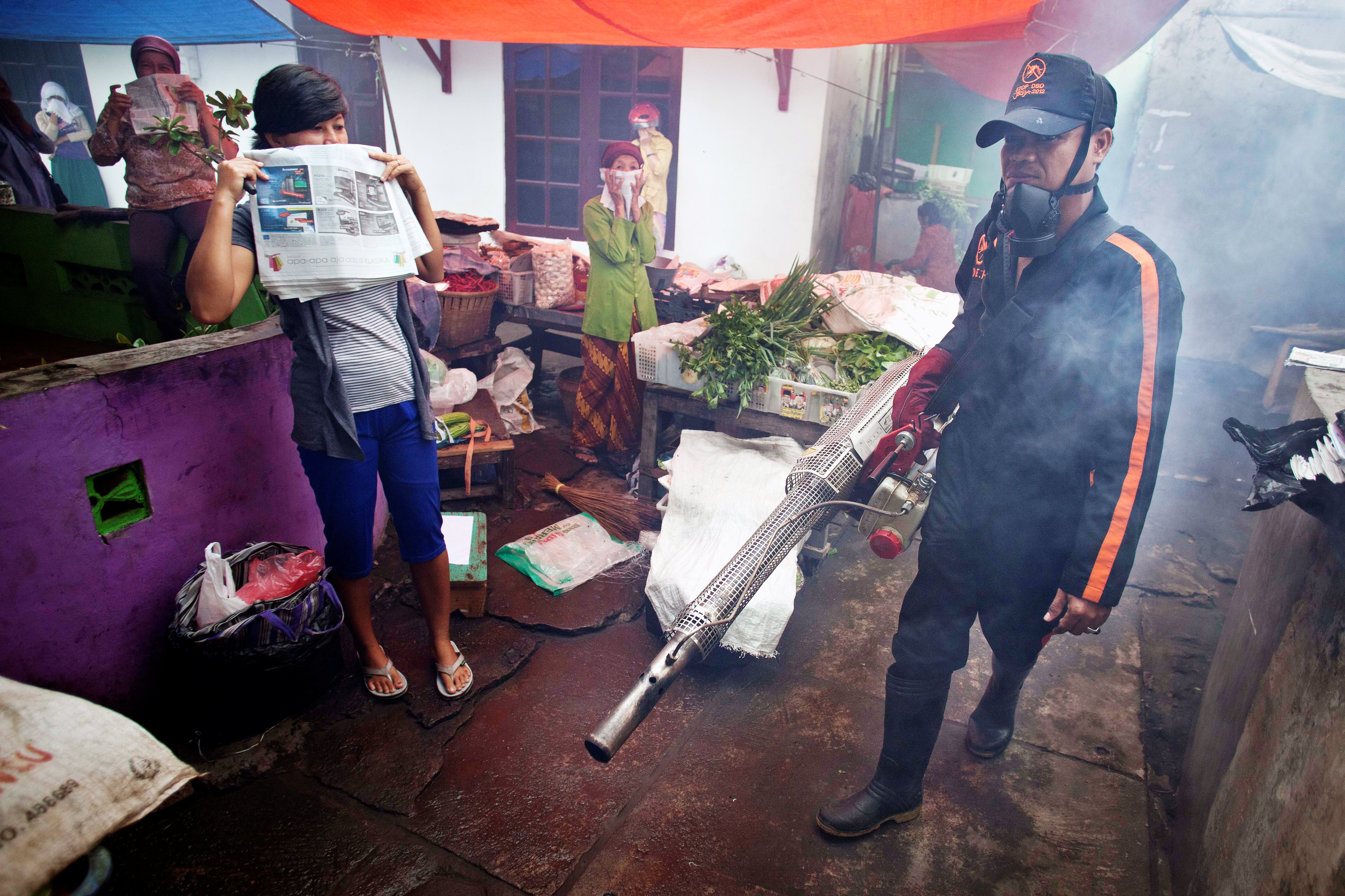 Seorang petugas dari Dinas Kesehatan Kota Yogyakarta bersiap melakukan pengasapan (fogging) di kampung Semaki, Umbulharjo, Yogyakarta.
