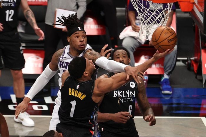  Laga antara Brooklyn Nets dan Sacramento Kings yang berlangsung sengit.  