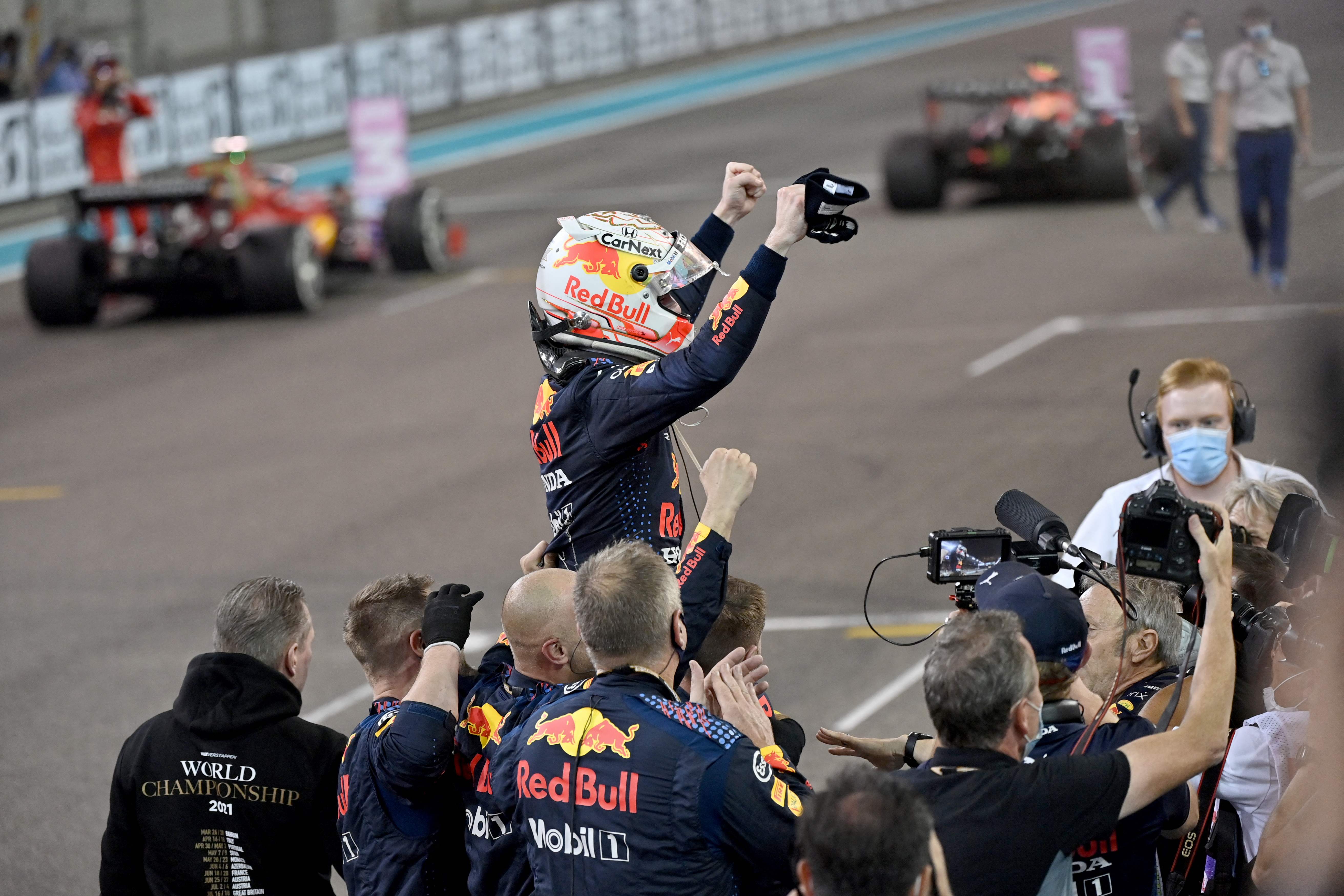 Pembalap Red Bull Max Verstappen melakukan selebrasi usai menjadi juara di GP Abu Dhabi