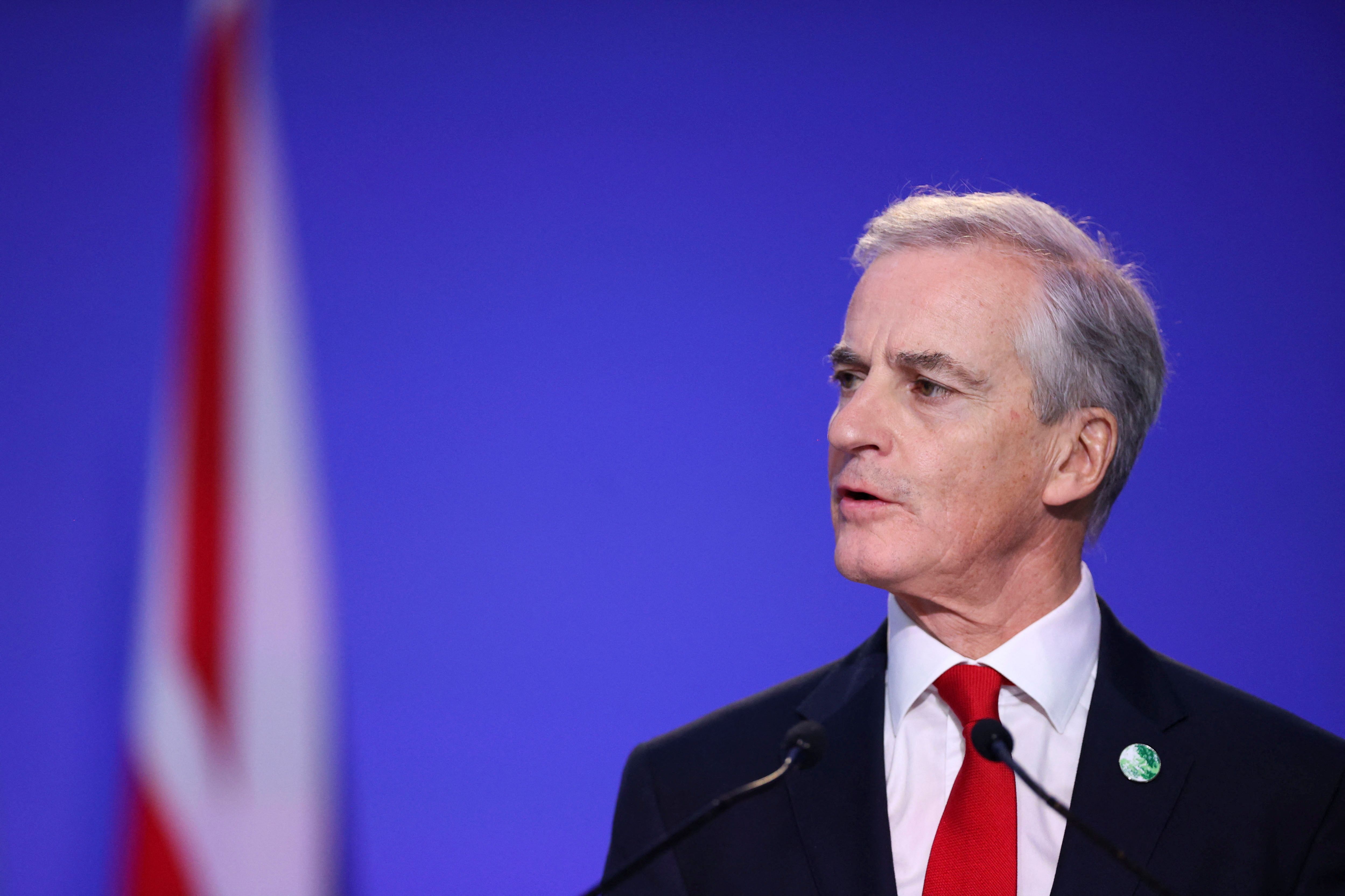 Perdana Menteri Norwegia Jonas Gahr Store memperingatkan situasi yang serius di mana varian delta dan omicron di negaranya.