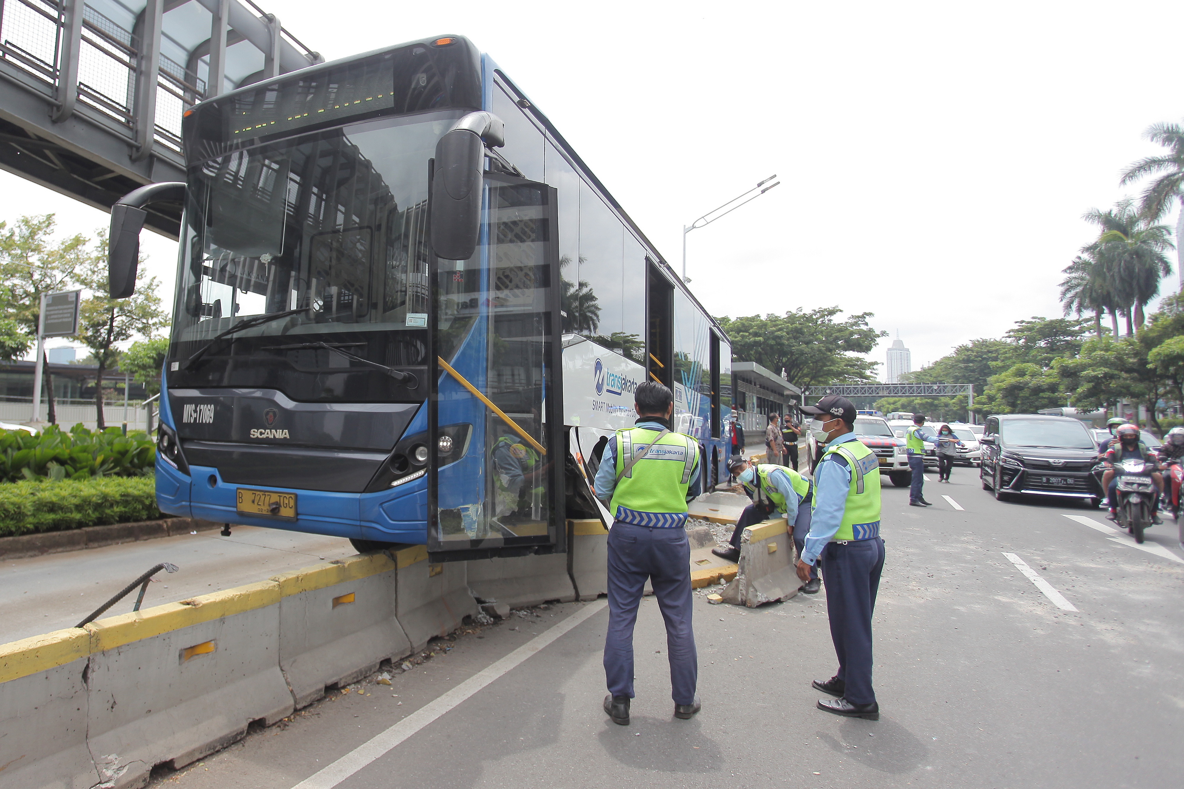 Bus Transjakarta menabrak pembatas jalan