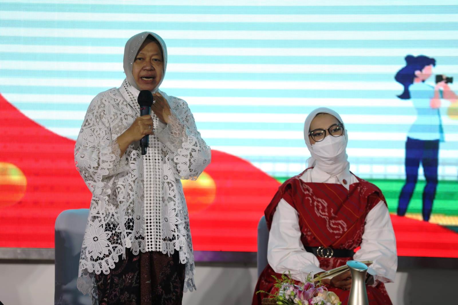 Menteri Sosial Tri Rismaharini (kiri) dan Staf Khusus Presiden, Angkie Yudistia.