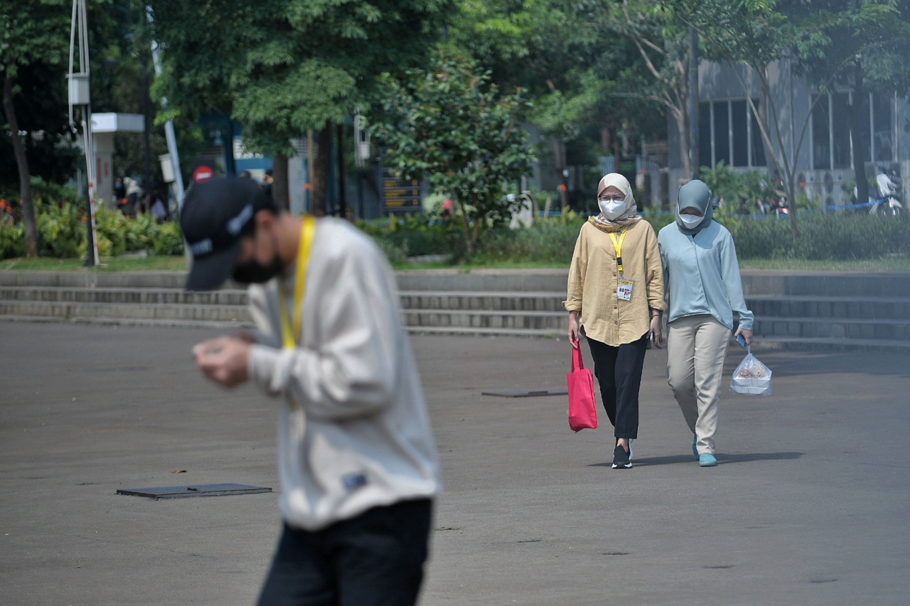Aktivitas petugas kesehatan di RSDC Wisma Atlet Kemayoran, Jakarta, Jumat (17/12/2021).
