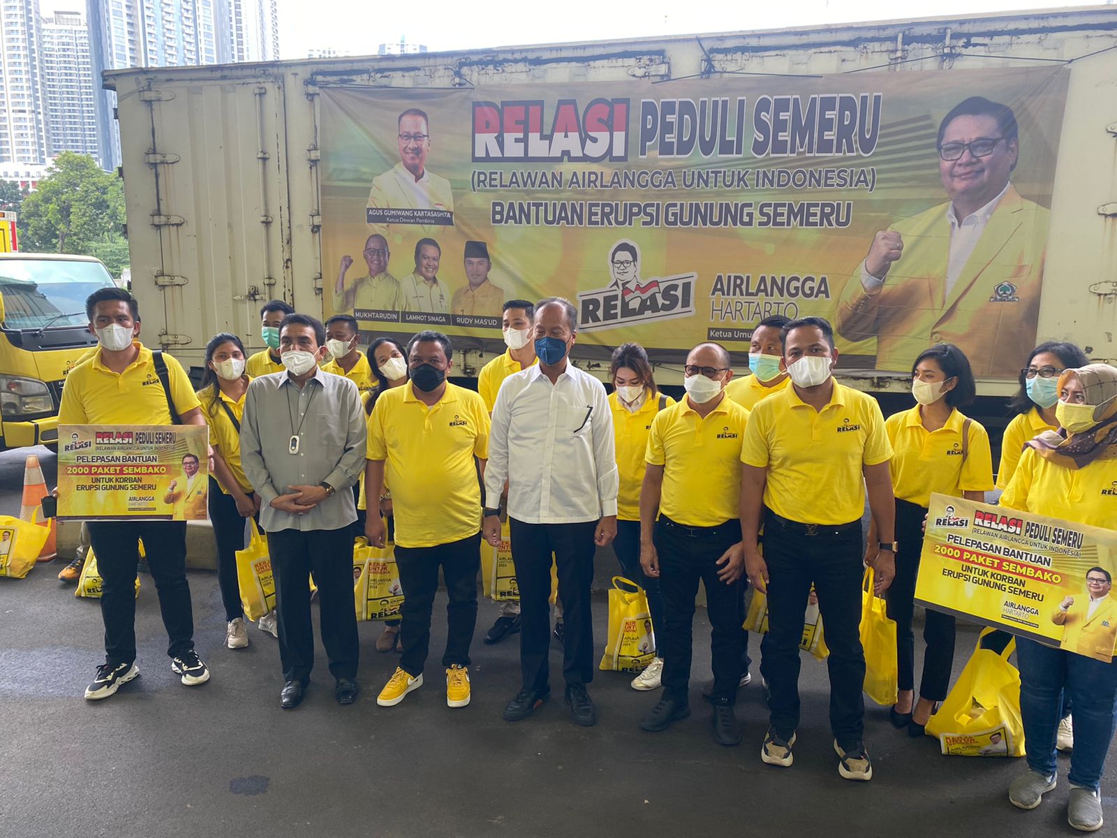 Relawan Airlangga Salurkan 2.000 Paket Sembako untuk Korban Semeru