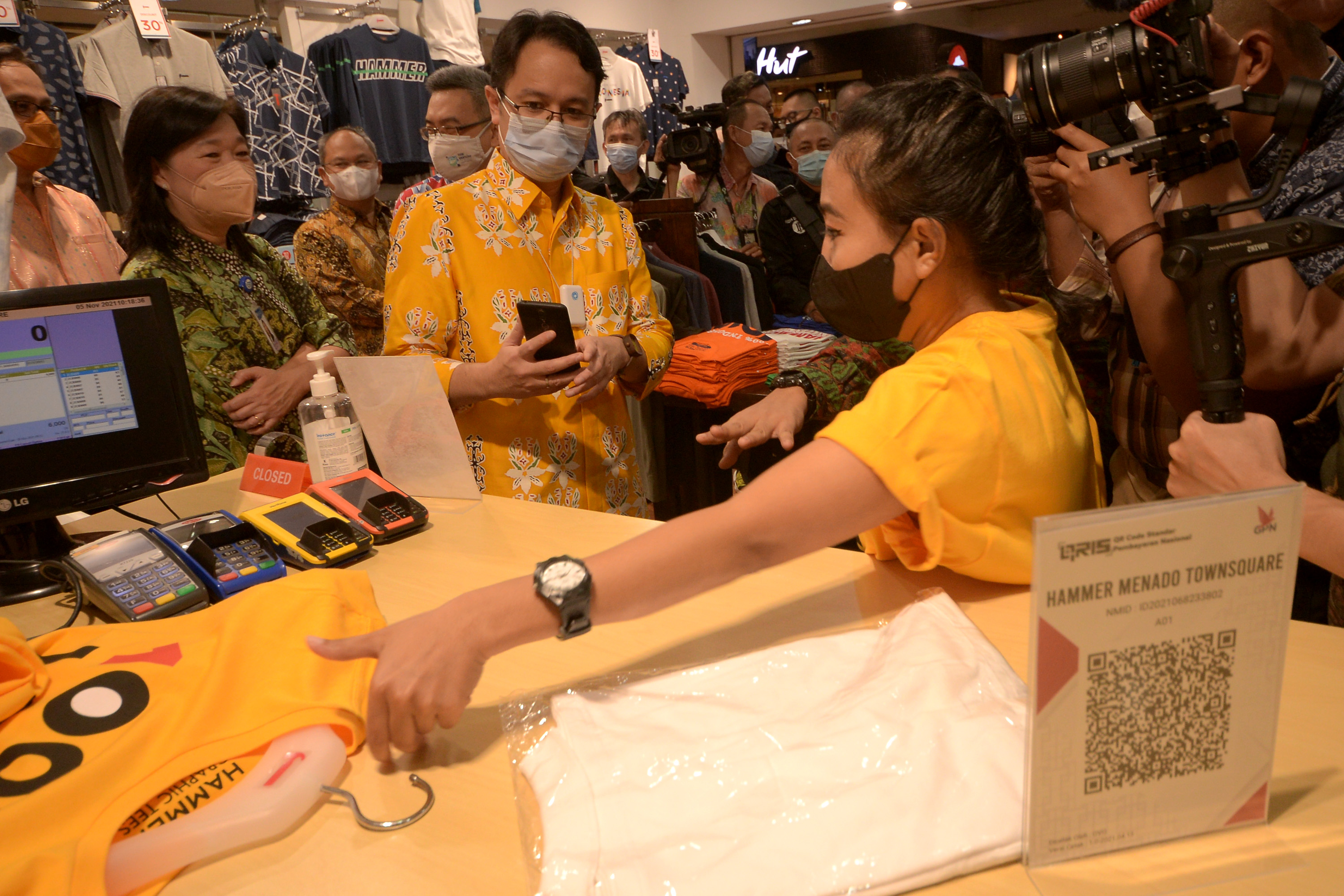 Wakil Menteri Perdagangan Jerry Sambuaga saat mengunjungi pusat perbelanjaan di Manado, Sulawesi Selatan