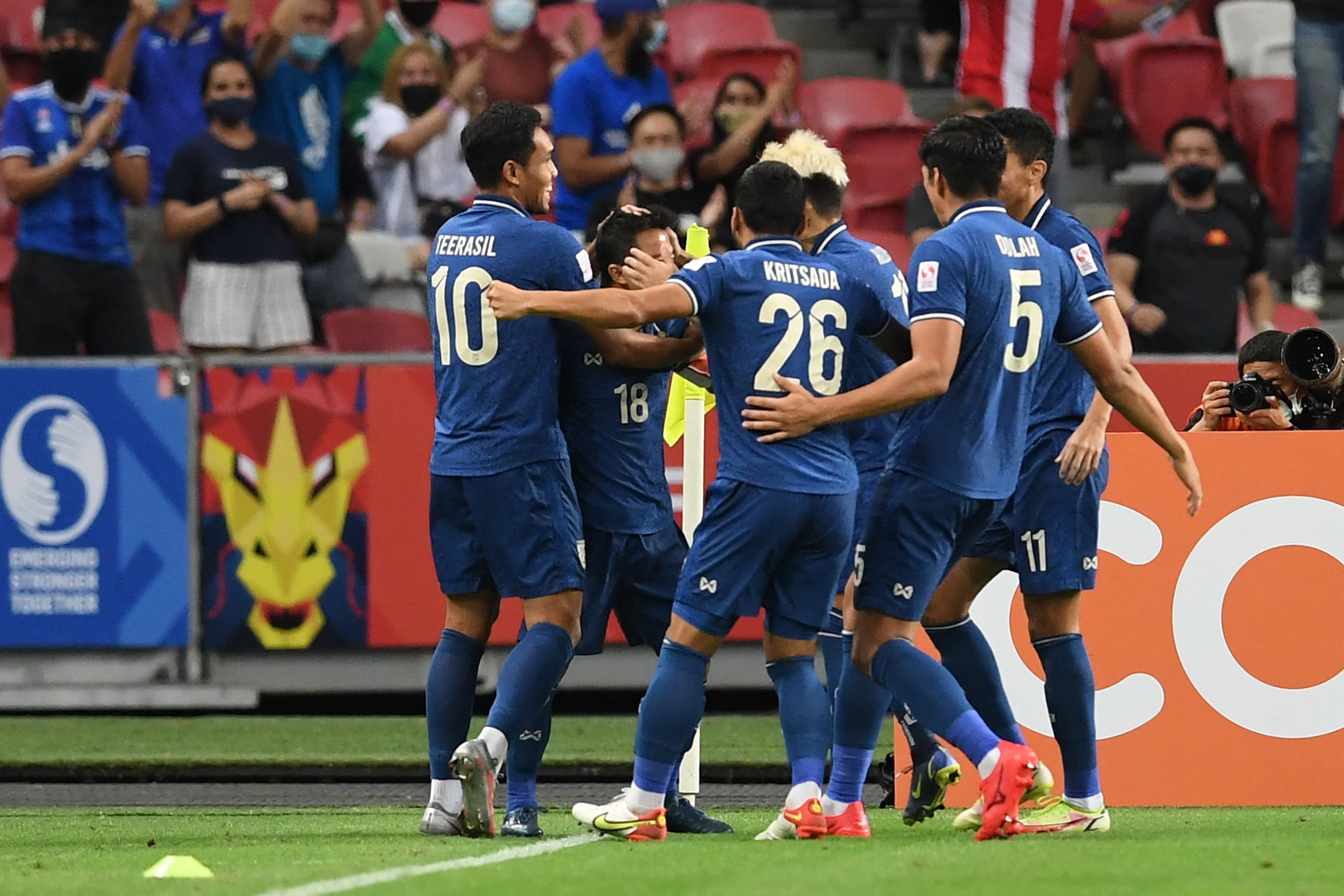 Para pemain Thailand melakukan selebrasi usai mencetak gol ke gawang Indonesia di laga leg pertama final Piala AFF.