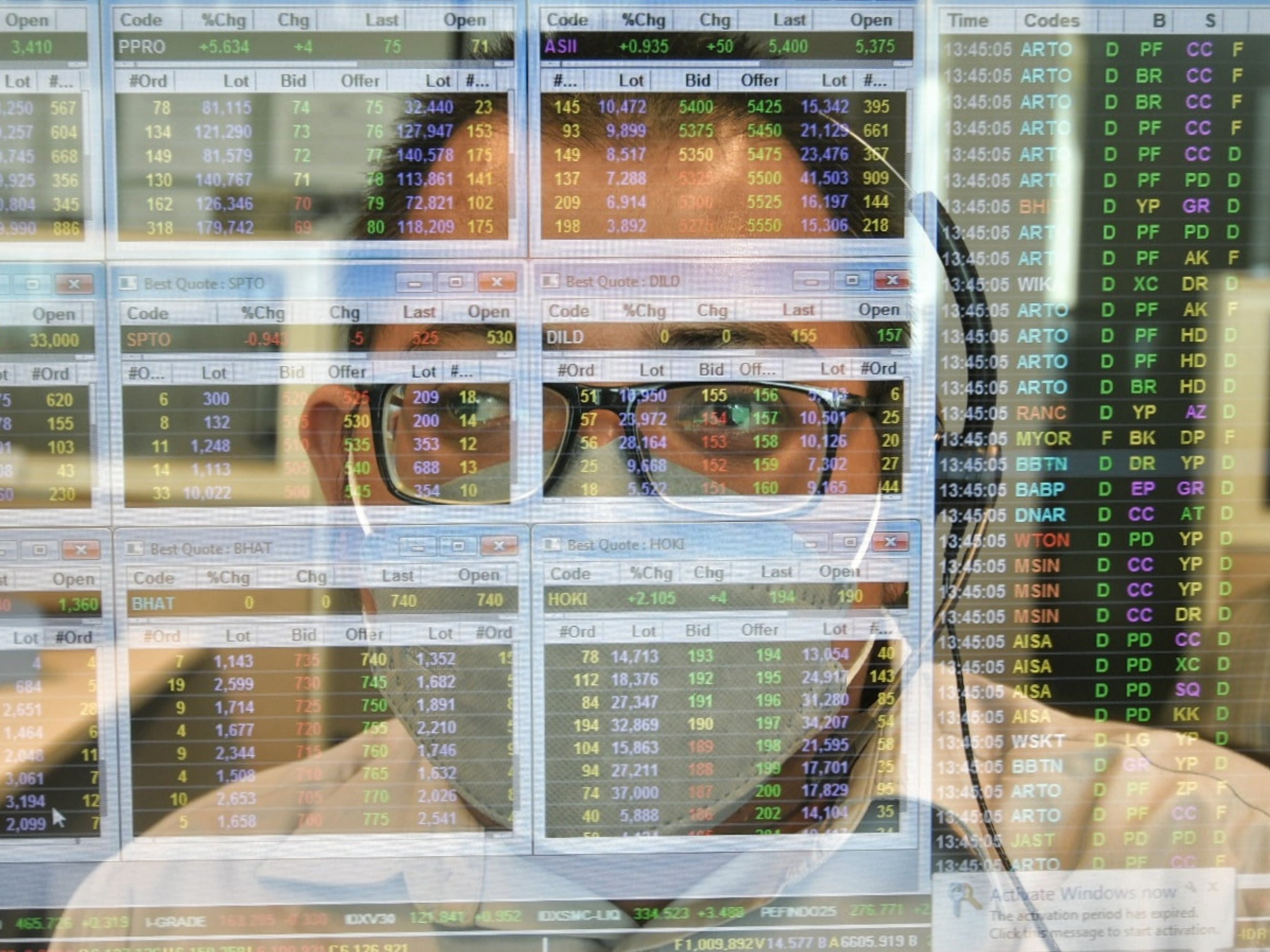 Karyawan mengamati pergerakan harga saham di Profindo Sekuritas, Jakarta, Senin (6/9/2021).