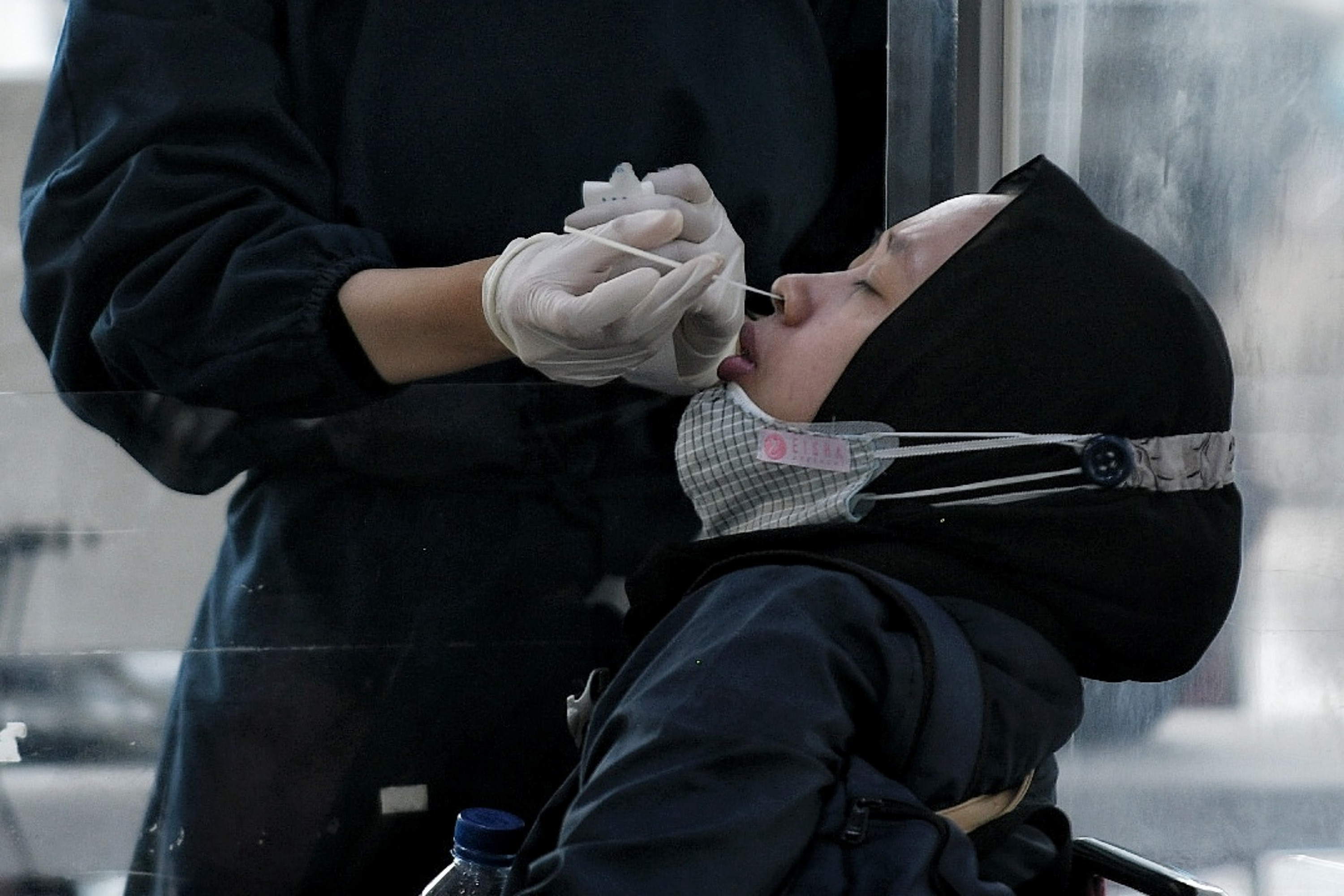 Tenaga kesehatan melakukan swab antigen pada calon penumpang KA Jarak jauh di Stasiun Pasar Senen, Jakarta.