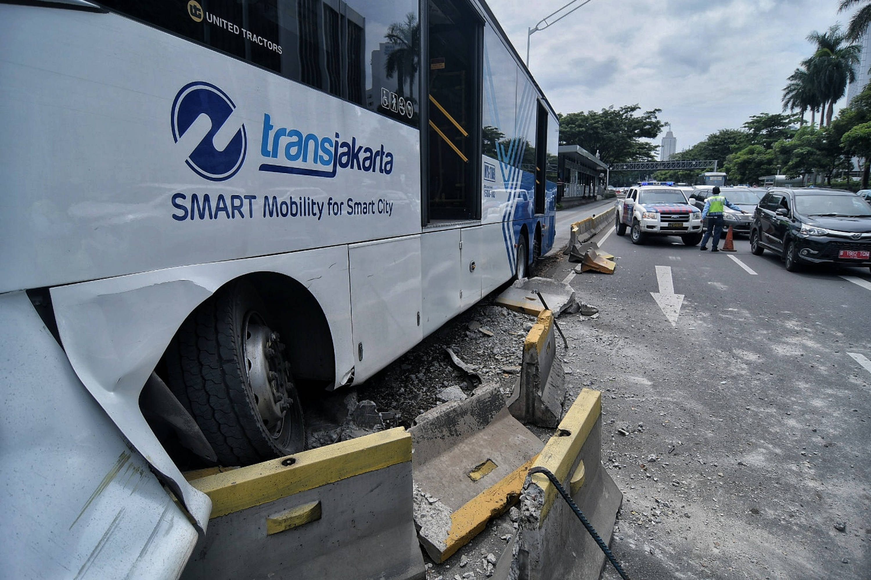  Bus Transjakarta menabrak separator busway di kawasan Bundaran Senayan, Jakarta.