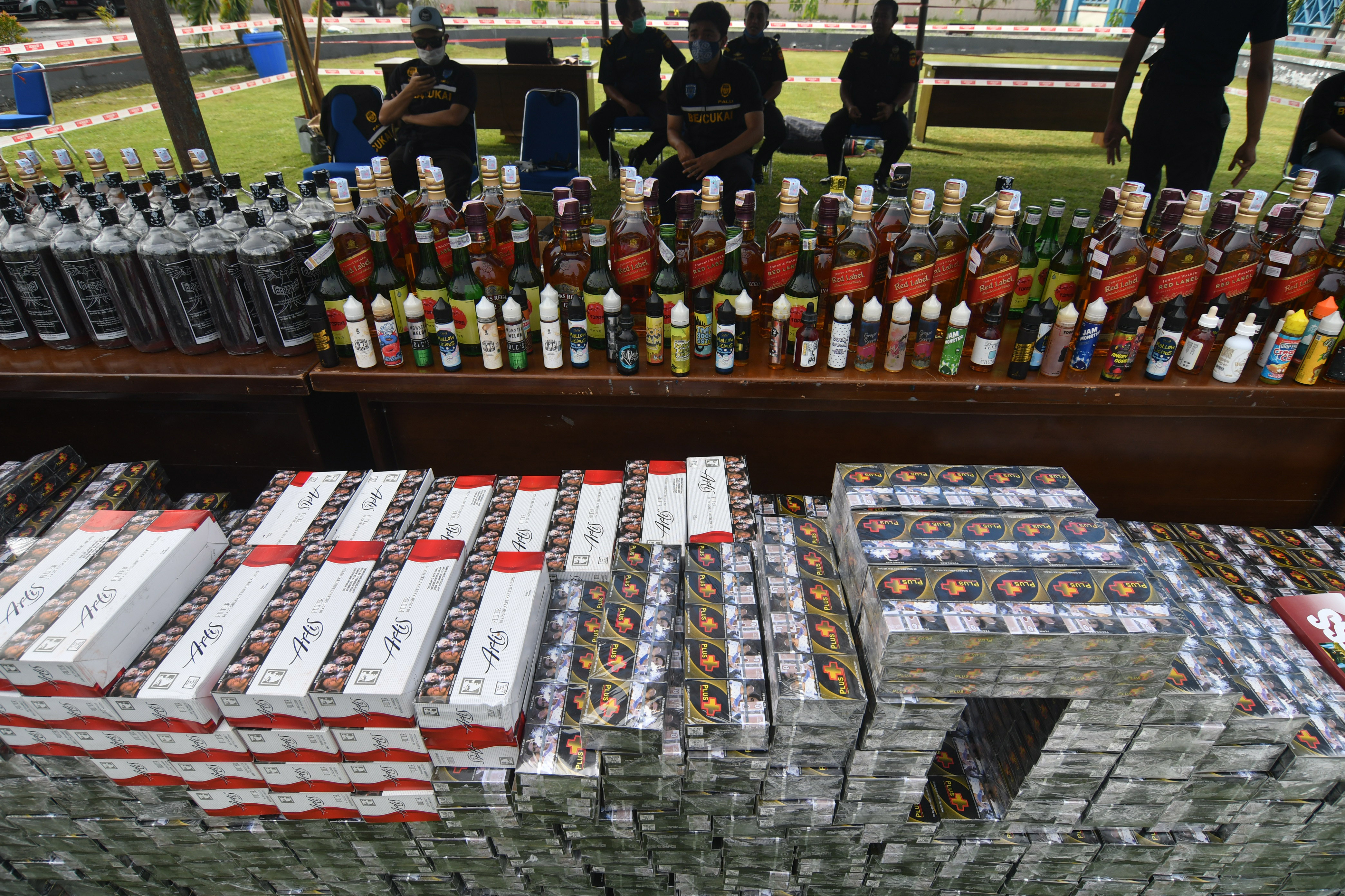 Petugas Bea Cukai memperlihatkan minuman beralkohol ilegal di Kantor Bea Cukai, Palu, Sulawesi Tengah.