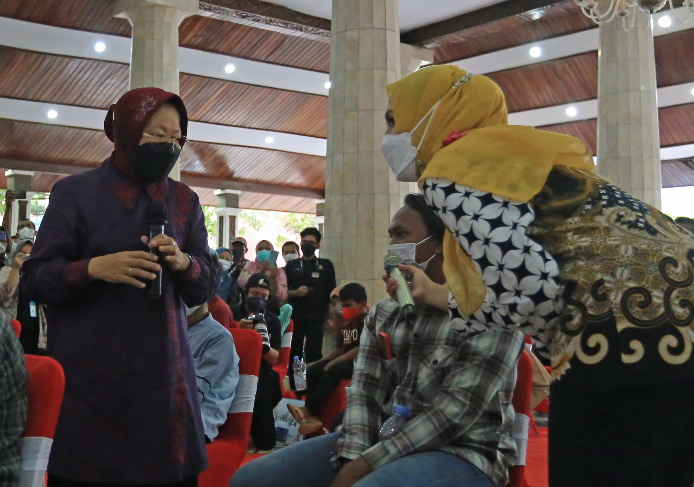 TINJAU BANSOS: Mensos Tri Rismaharini (kiri) berdialog dengan penerima bantuan saat meninjau bansos di Pendopo Indramayu, Jawa Barat. 