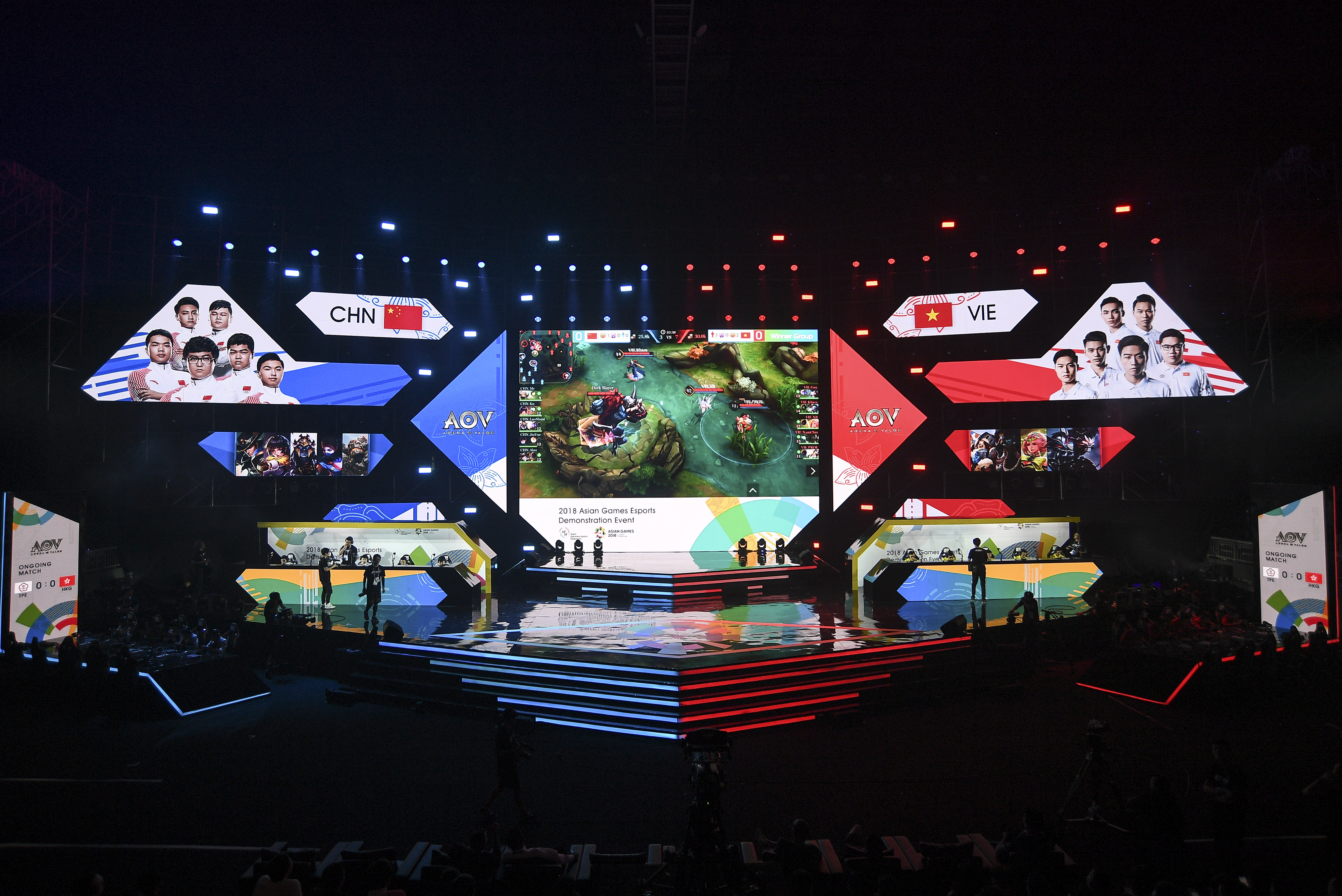 Pertandingan tim eSports Vietnam melawan Cina pada ekshibisi eSports cabang permainan Arena of Valor (AOV) Asian Games ke-18.