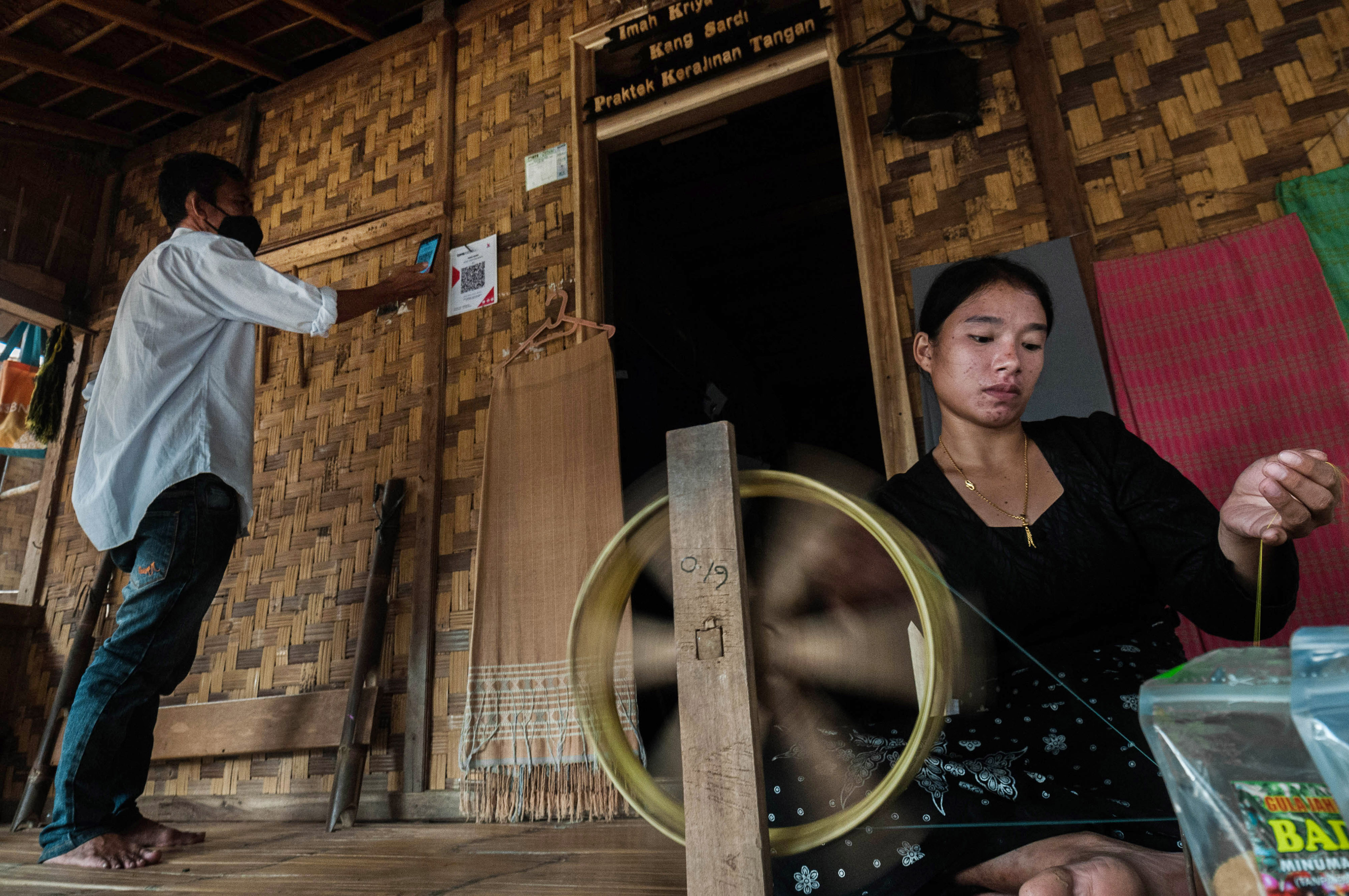 Pengunjung melakukan transaksi digital dengan Quick Response Indonesia Standard (QRIS) Code di Ciboleger, Lebak, Banten, Senin (11/10).