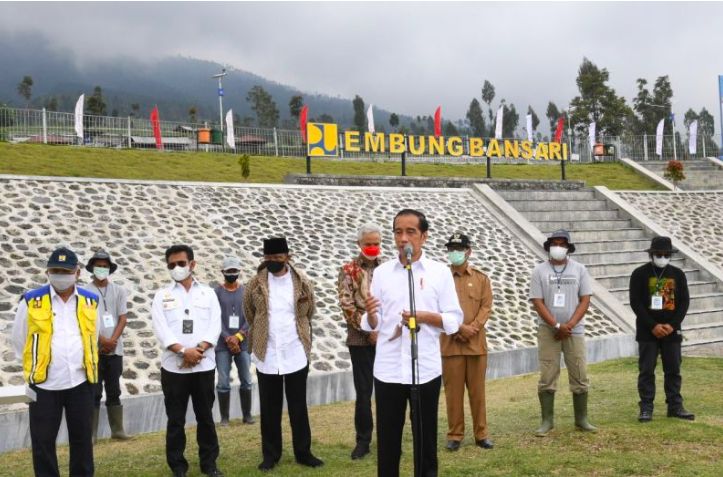 Presiden Joko Widodo (Jokowi) meresmikan Embung Bansari di Kabupaten Temanggung, Embung Dukun dan Embung Pagergunung di Kabupaten Magelang.