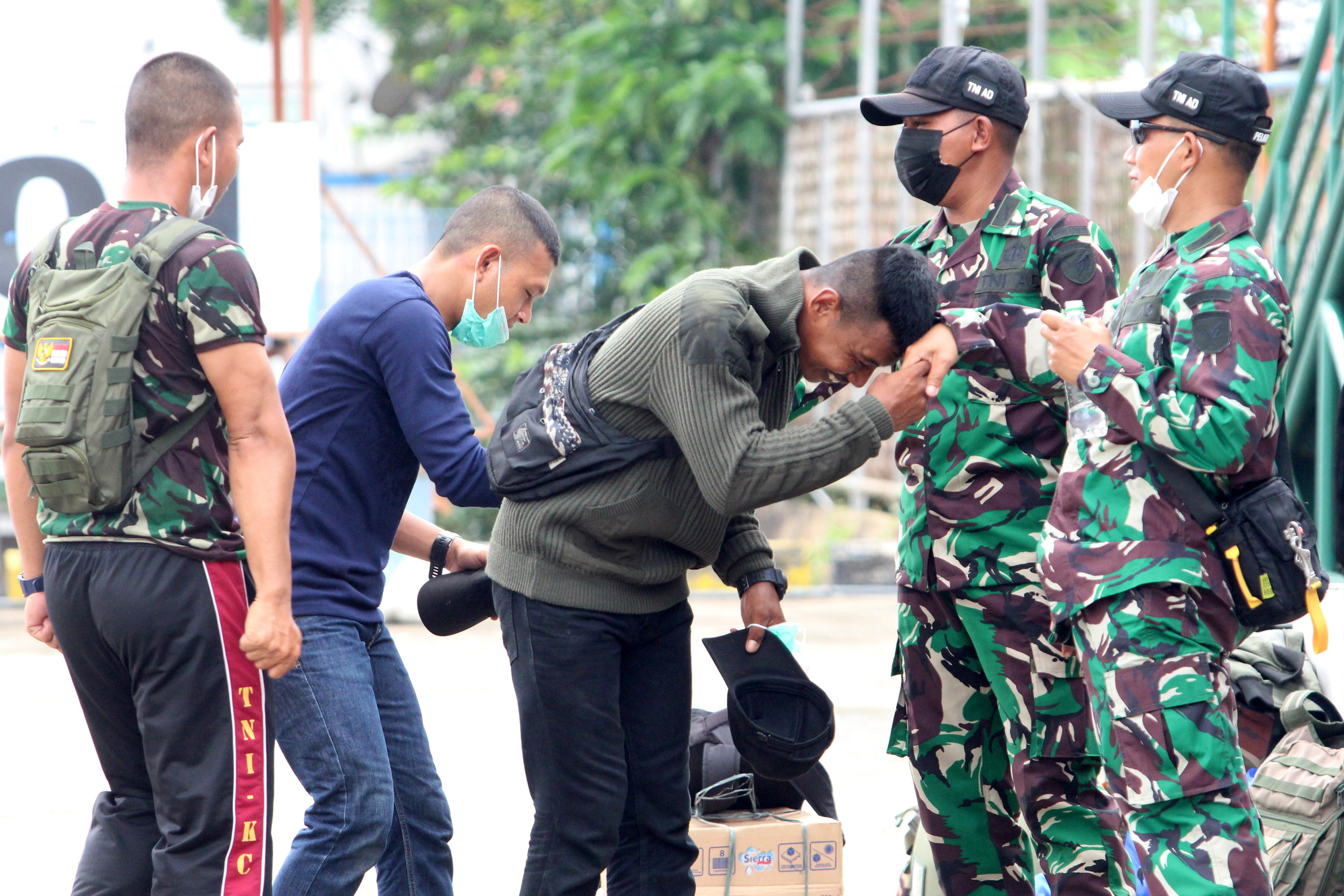  KEPULANGAN KOMCAD KE PONTIANAK: Sejumlah anggota Komponen Cadangan (Komcad) menyalami para pelatih Rindam XII/Tanjungpura di Pelabuhan Dwik