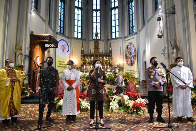 Puan Maharani saat mengunjungi Gereja Katedral Jakarta yang berada di Sawah Besar, Jakarta Pusat, Jumat (24/12).
