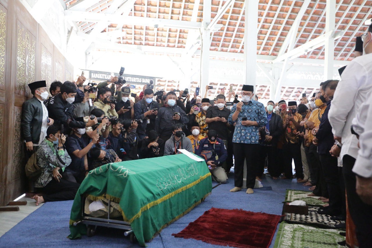 Gubernur Jawa Barat Ridwan Kamil di depan peti jenazah Wali Kota Bandung Oded M Danial