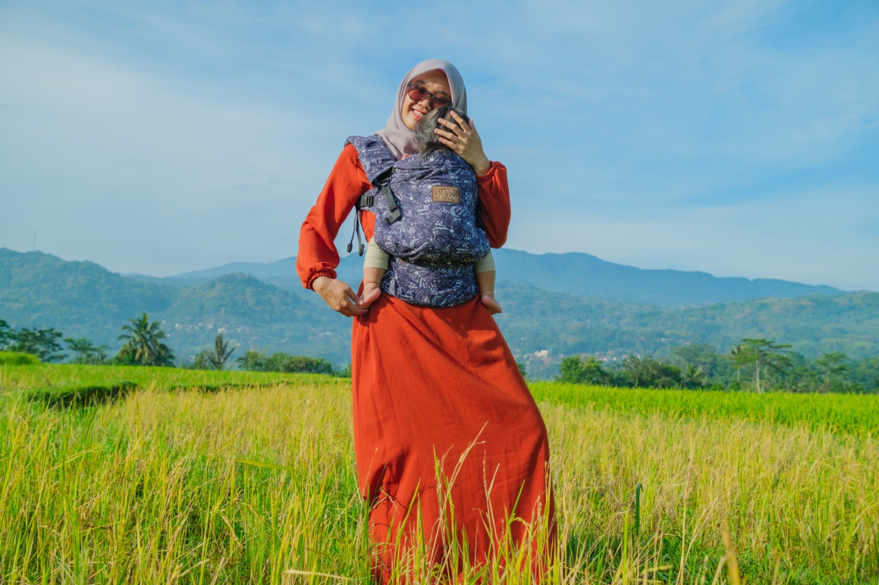 Ilustrasi ibu menggendong bayi.